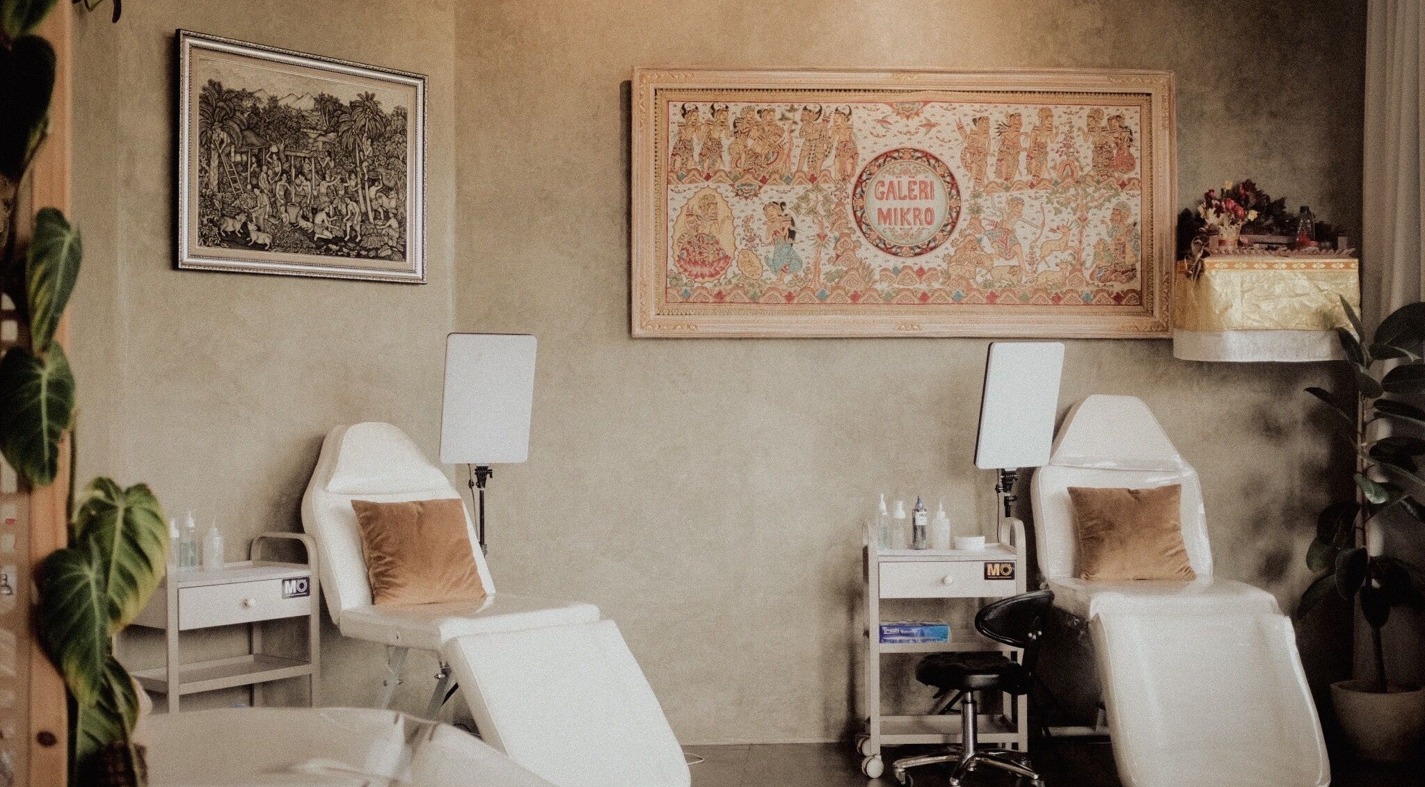 Cozy and stylish interior of Galerimikro Tattoo Studio in Bali, Bali, ID, with plush chairs and artistic decor.