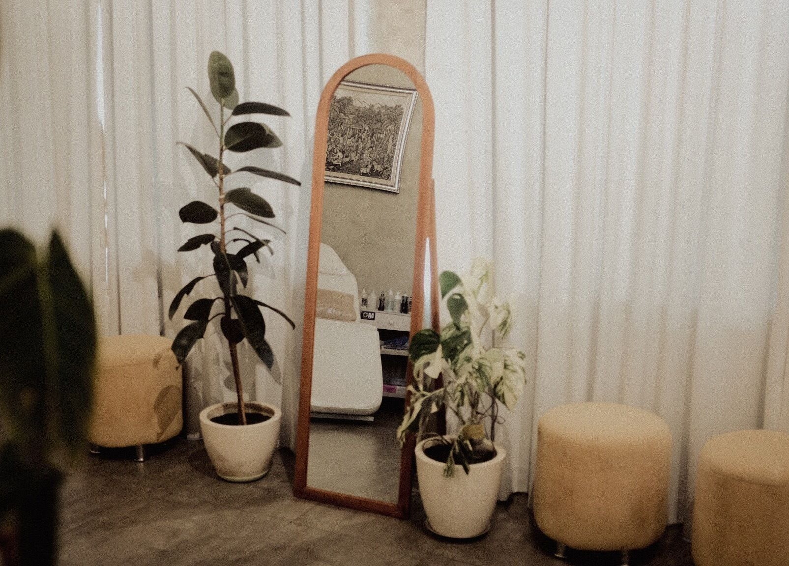 Cozy interior of Galerimikro Tattoo Studio in Bali, ID with large mirror and plants.