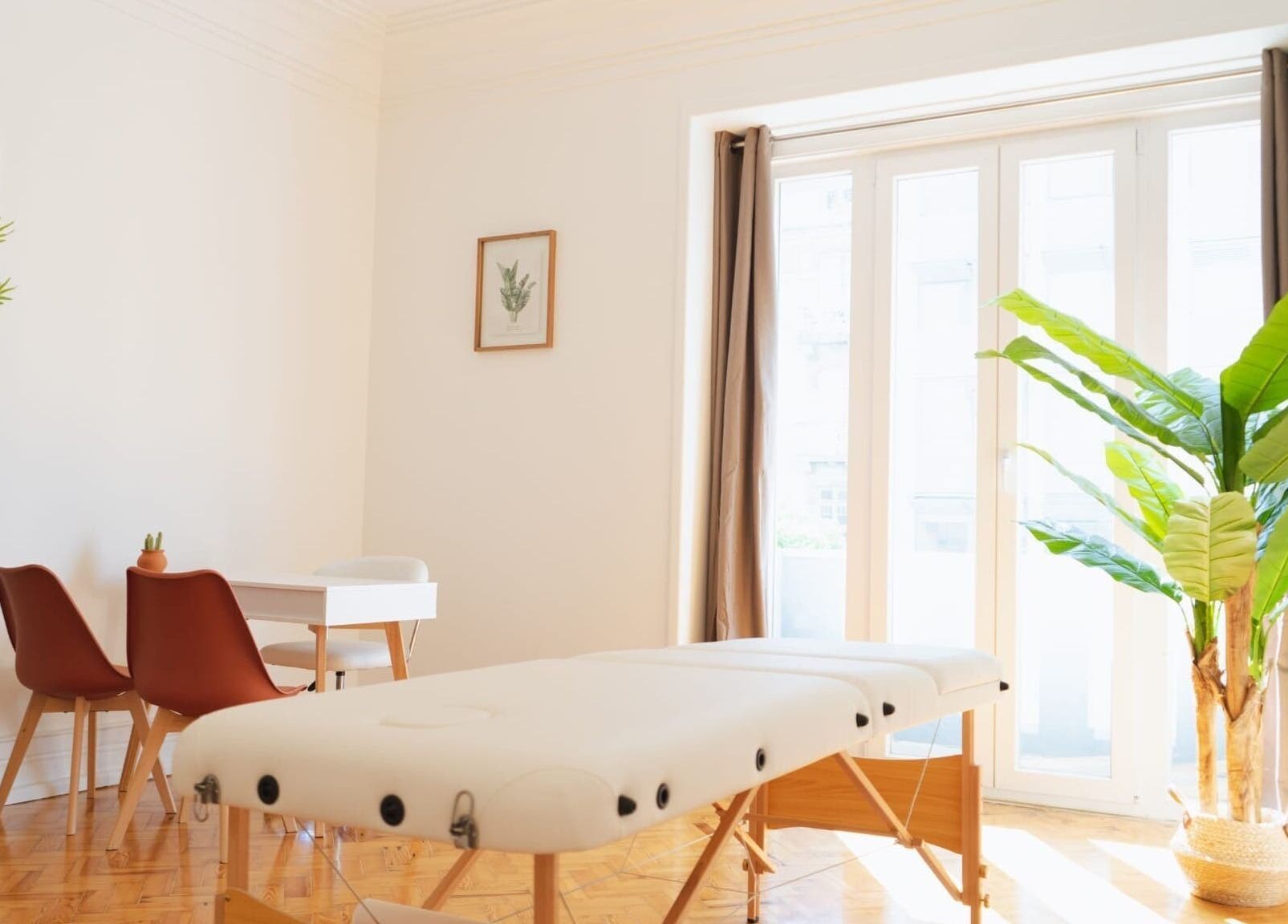 Sala elegante en Velax Centro de Saude Estetica e Beleza Natural, Lisboa, Lisboa, PT con luz natural y plantas.