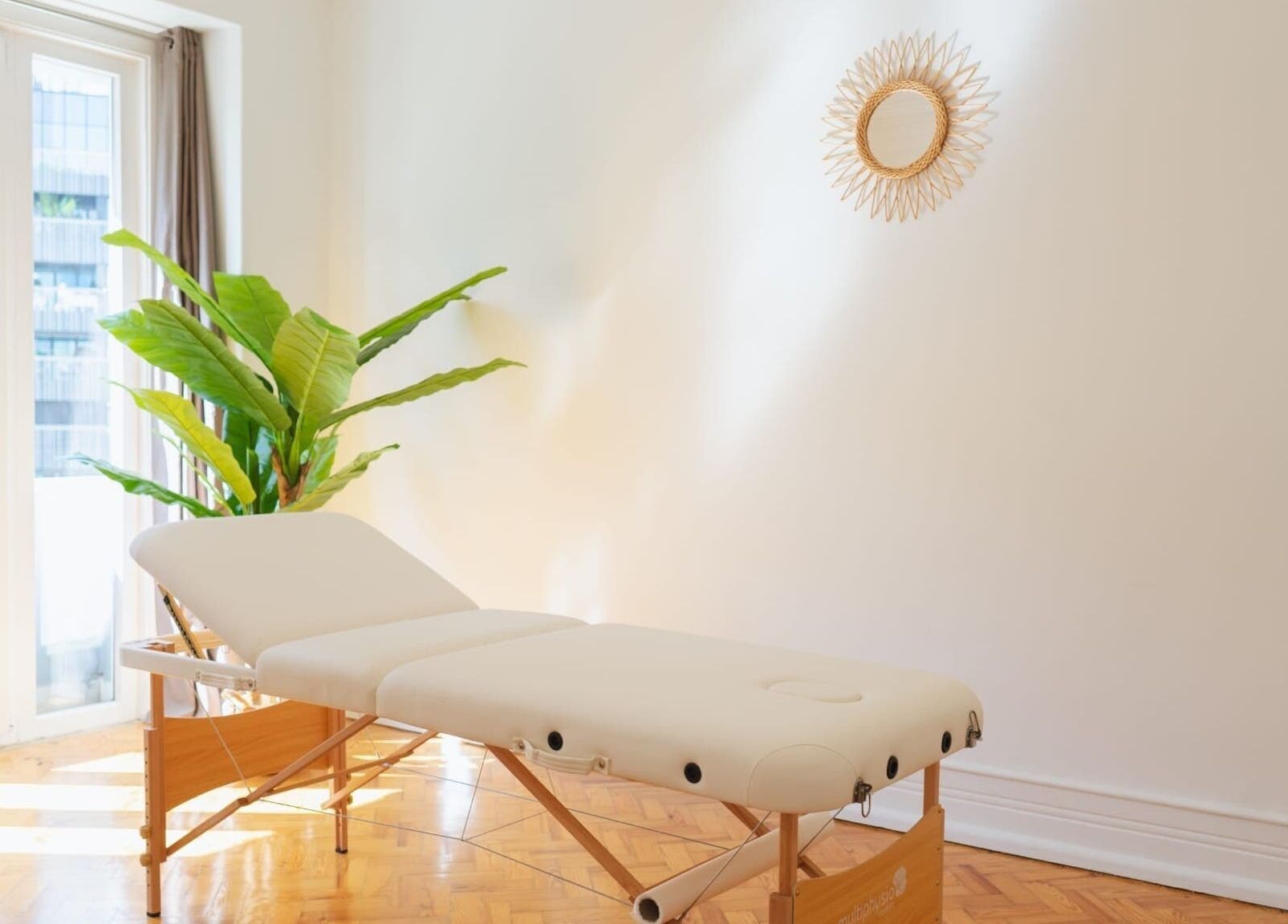 Sala de tratamiento con cama blanca en Velax Centro de Saude Estetica e Beleza Natural, Lisboa, Lisboa, PT.