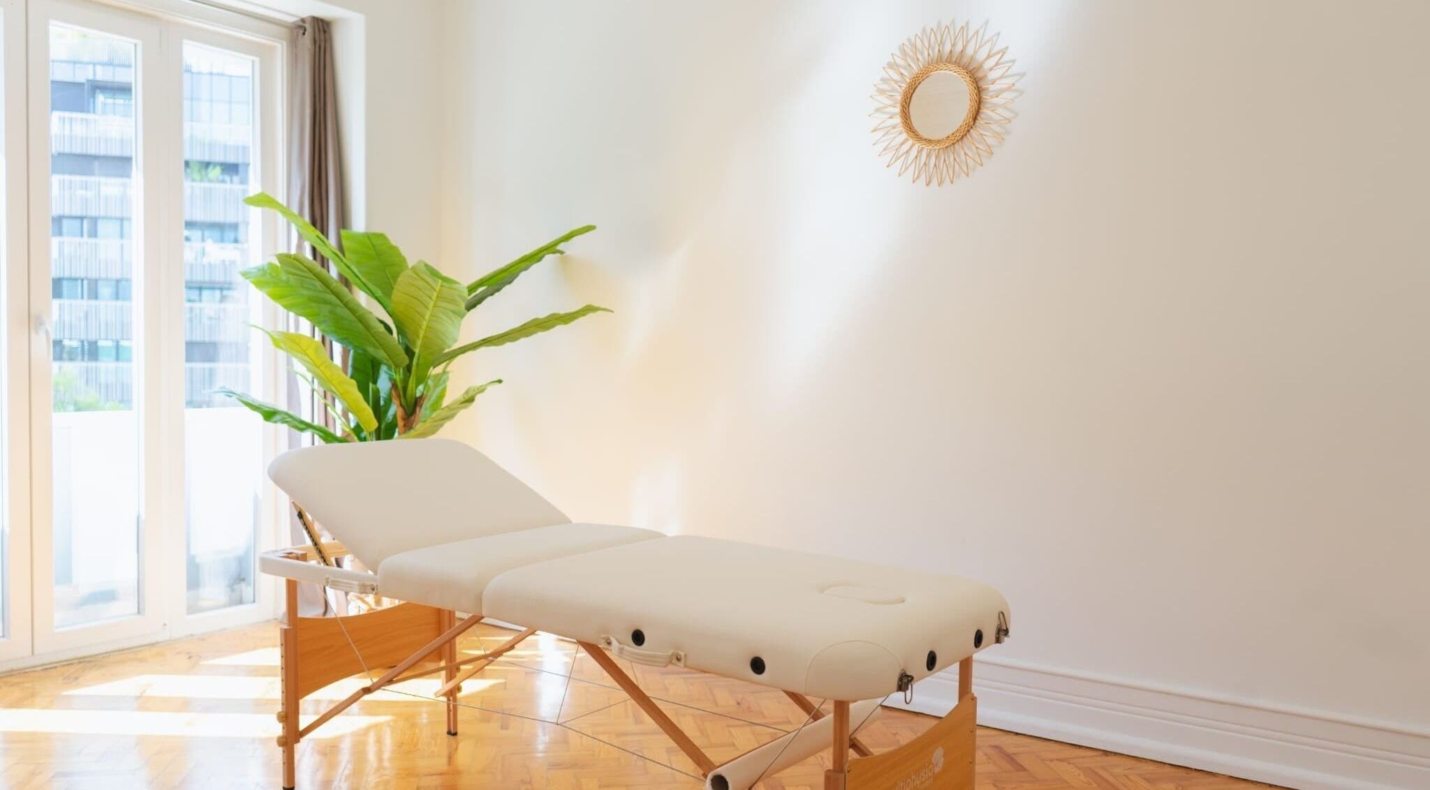 Sala de tratamiento con cama blanca en Velax Centro de Saude Estetica e Beleza Natural, Lisboa, Lisboa, PT.