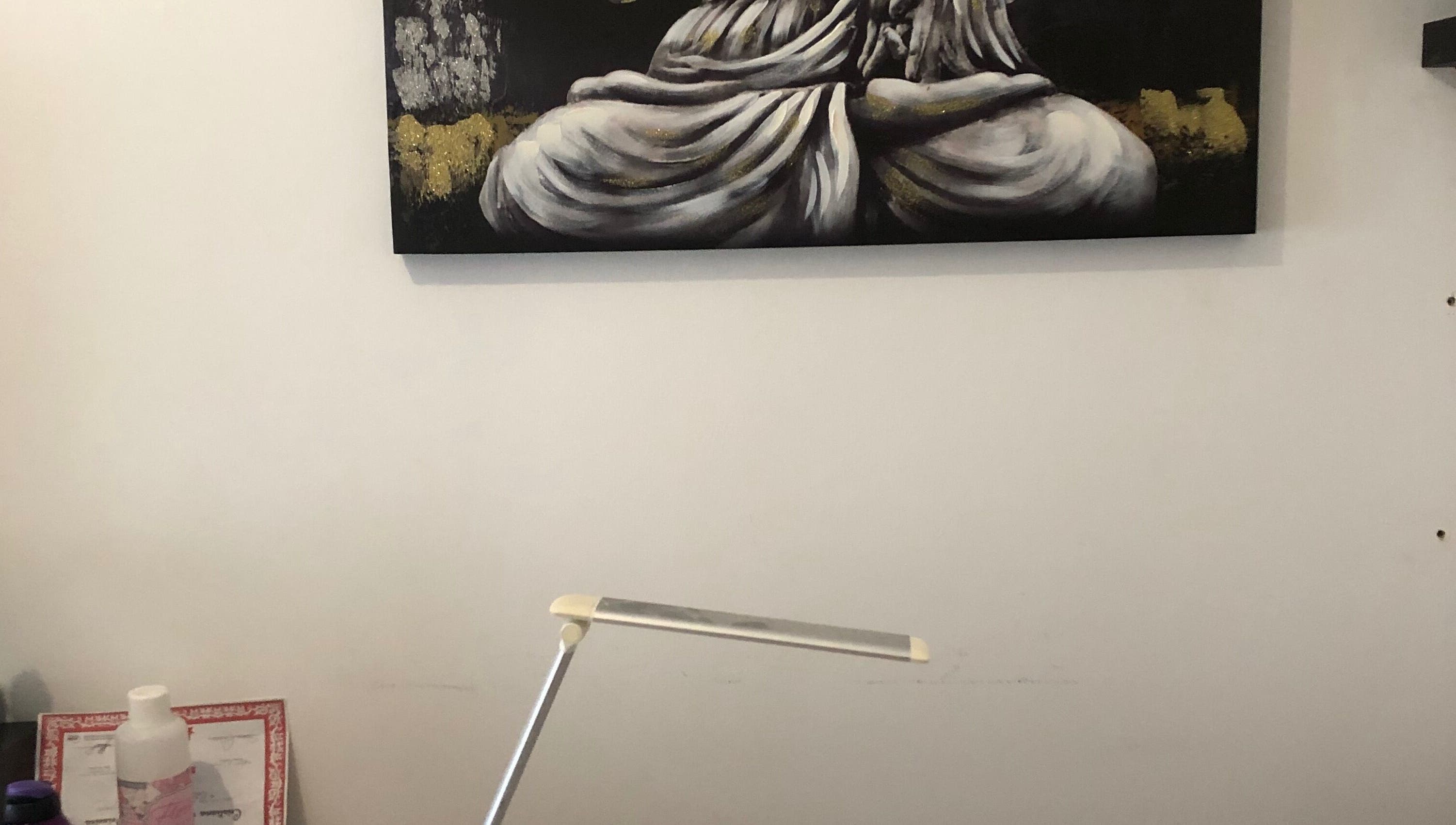 Elegant Buddha artwork in Nails Cris, Camarate, Lisboa, PT, enhancing spa-like tranquility.