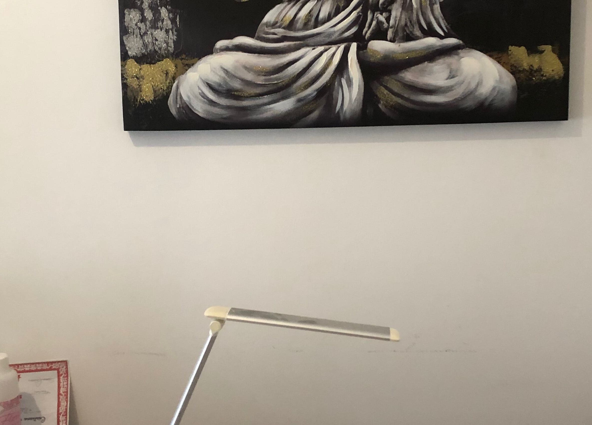 Elegant Buddha artwork in Nails Cris, Camarate, Lisboa, PT, enhancing spa-like tranquility.