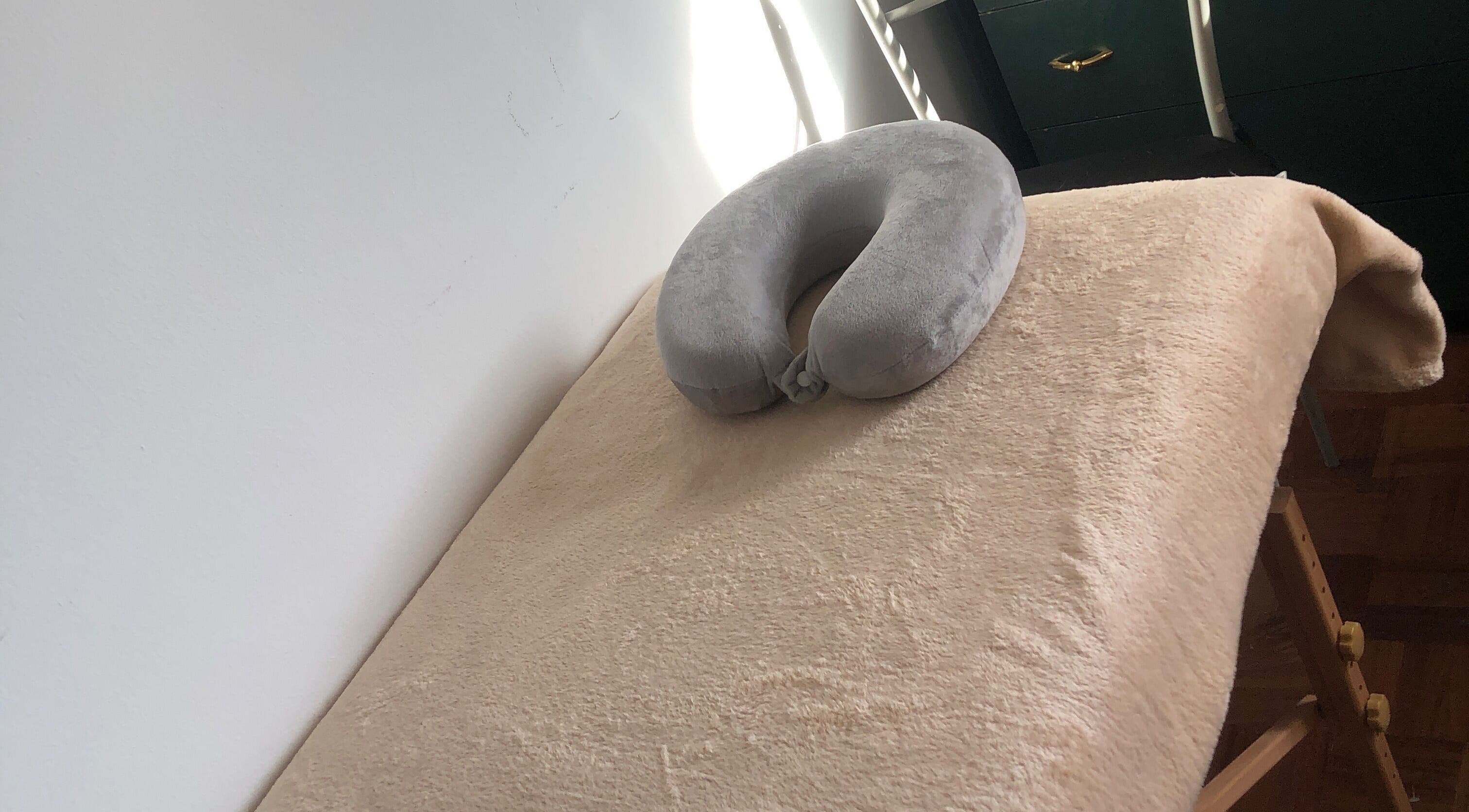 Comfortable massage table at Nails cris in Camarate, Lisboa, PT offering relaxation.