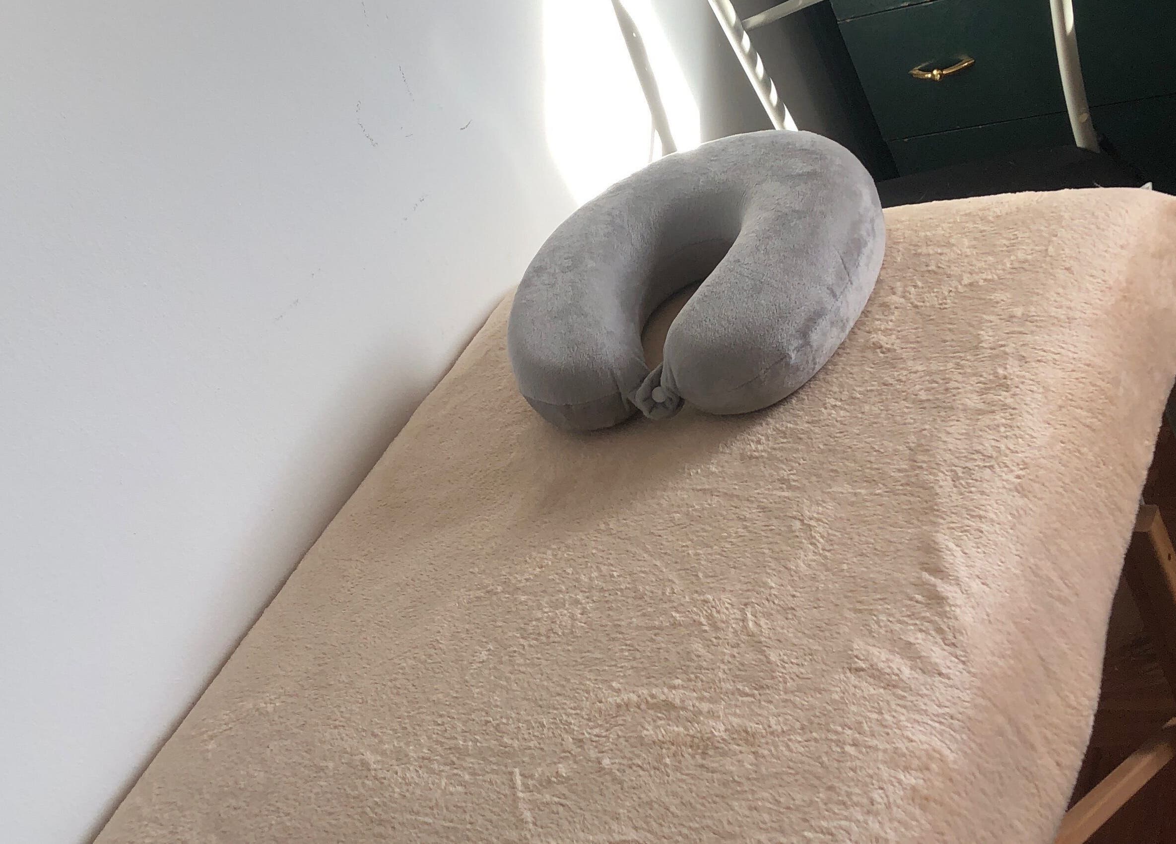 Relaxing massage table with pillow at Nails cris, Camarate, Lisboa, PT.