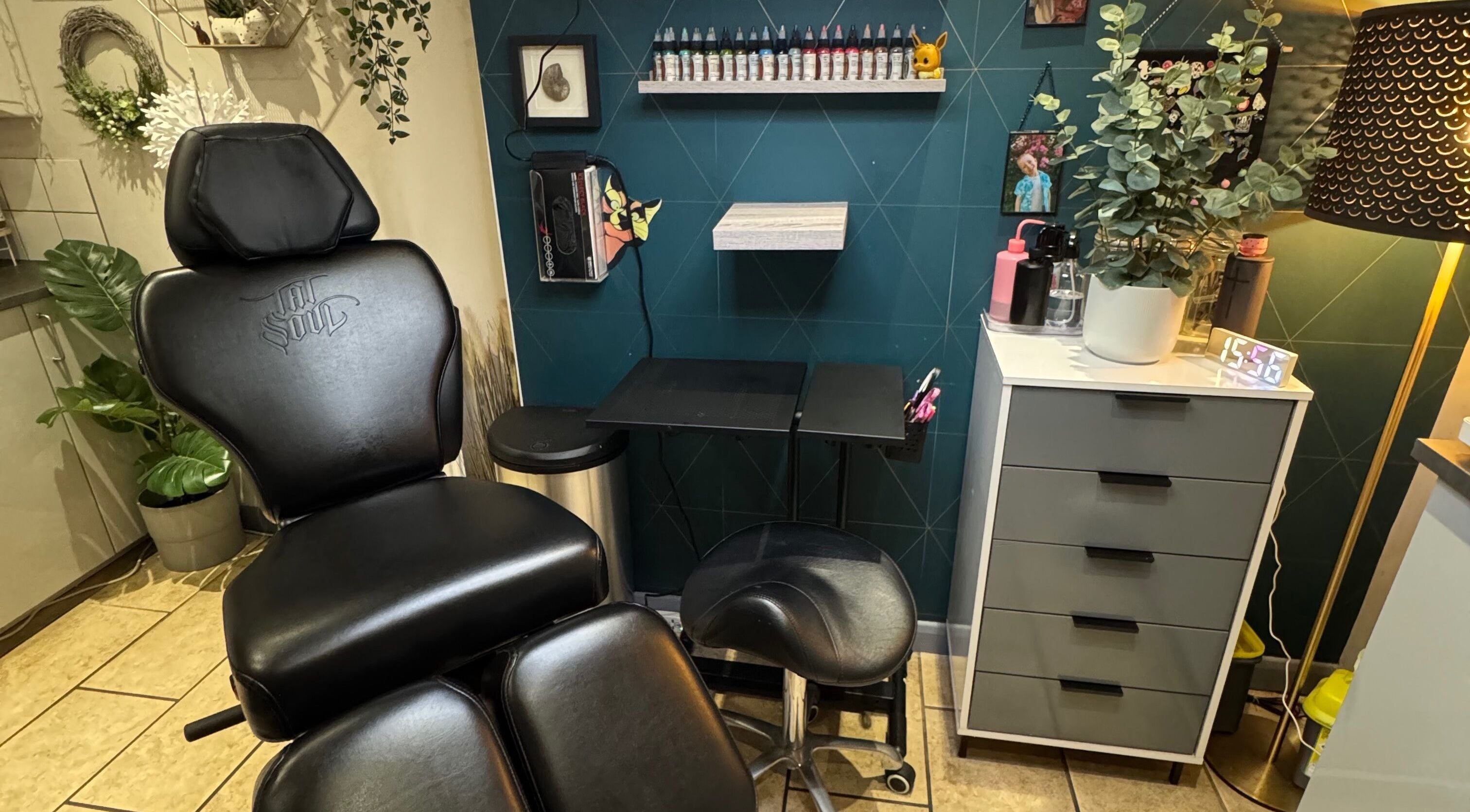 Cozy interior of Sarah K Tattooist in Birmingham, England, GB with tattoo chair and artful decor.
