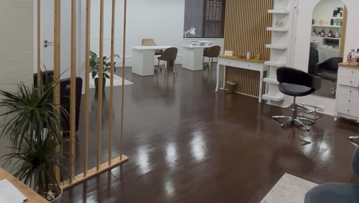 Interior do estúdio de beleza La belle Concept em Braga, Portugal, com design moderno e elegante.