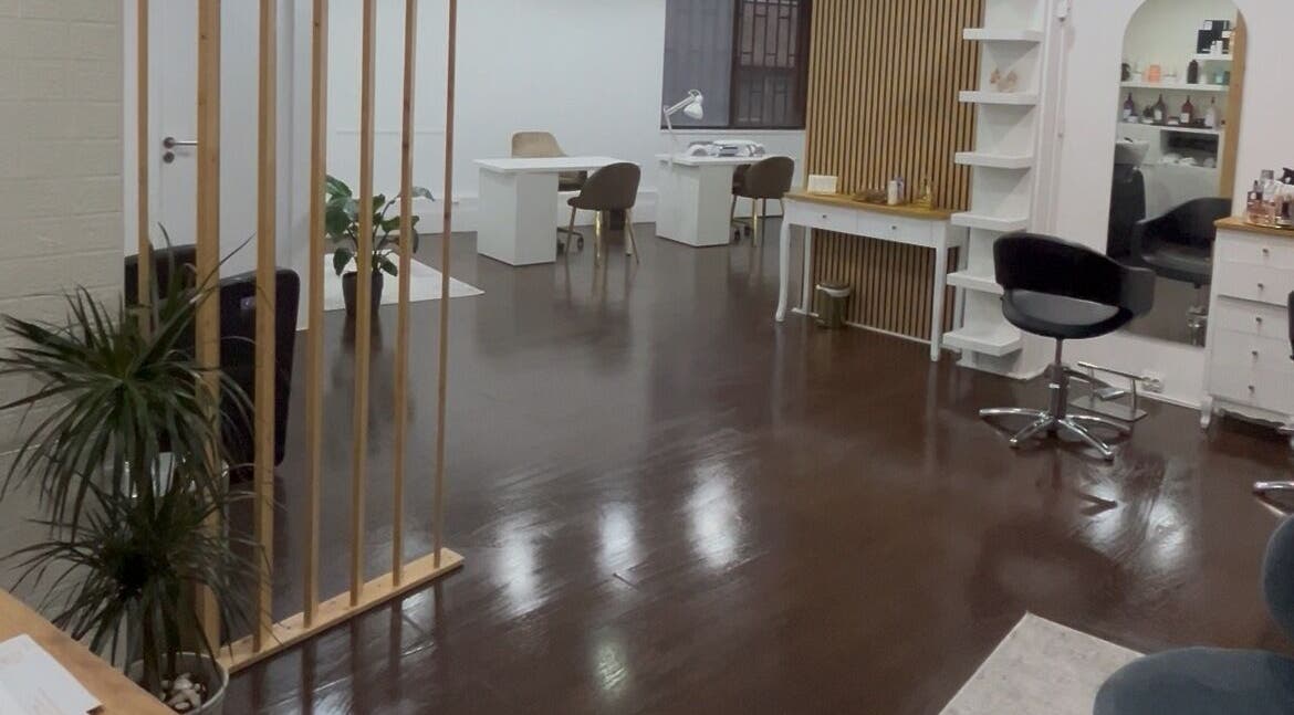 Interior do estúdio de beleza La belle Concept em Braga, Portugal, com design moderno e elegante.