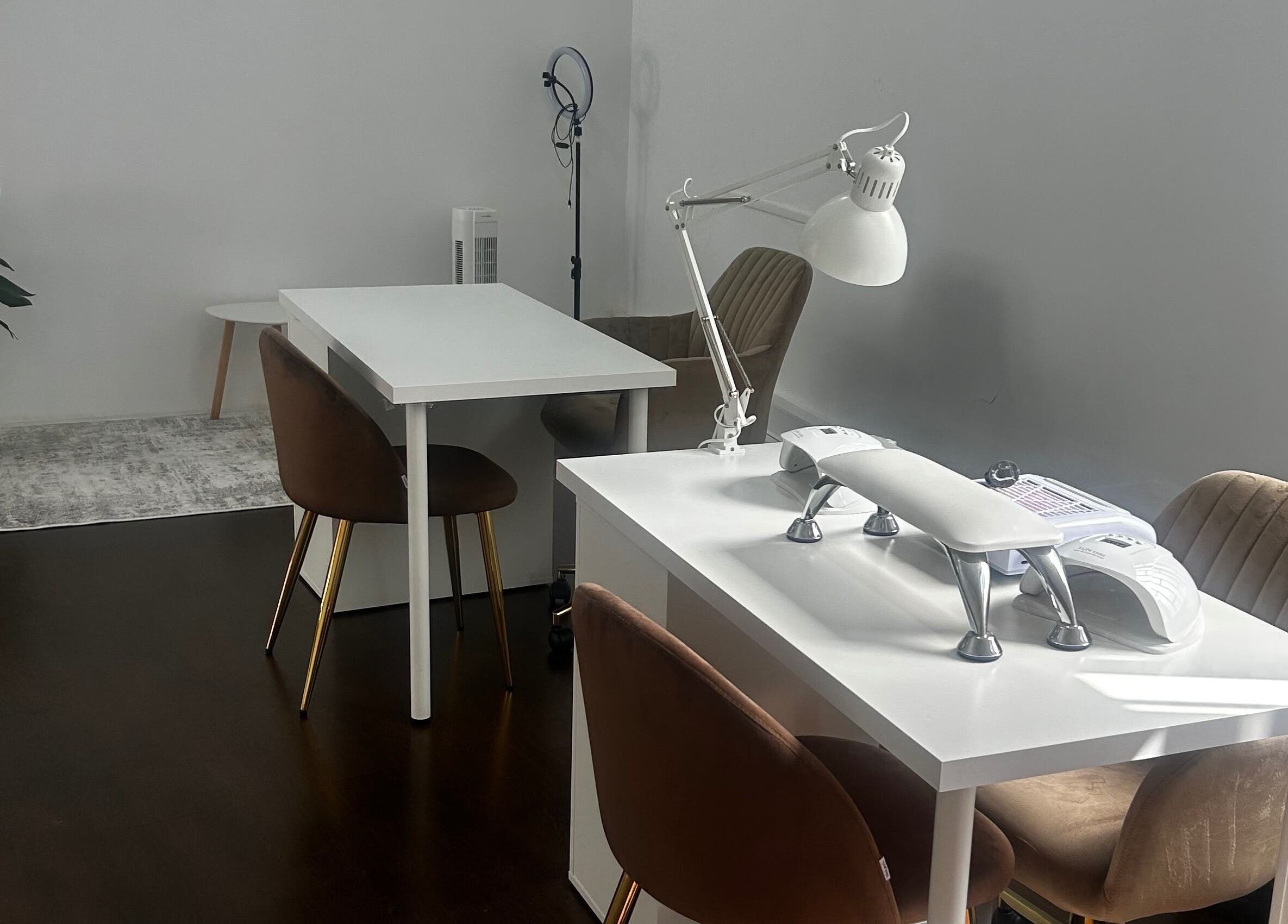 Estúdio moderno da La belle Concept em Braga, Braga, PT com móveis brancos e elegantes cadeiras.