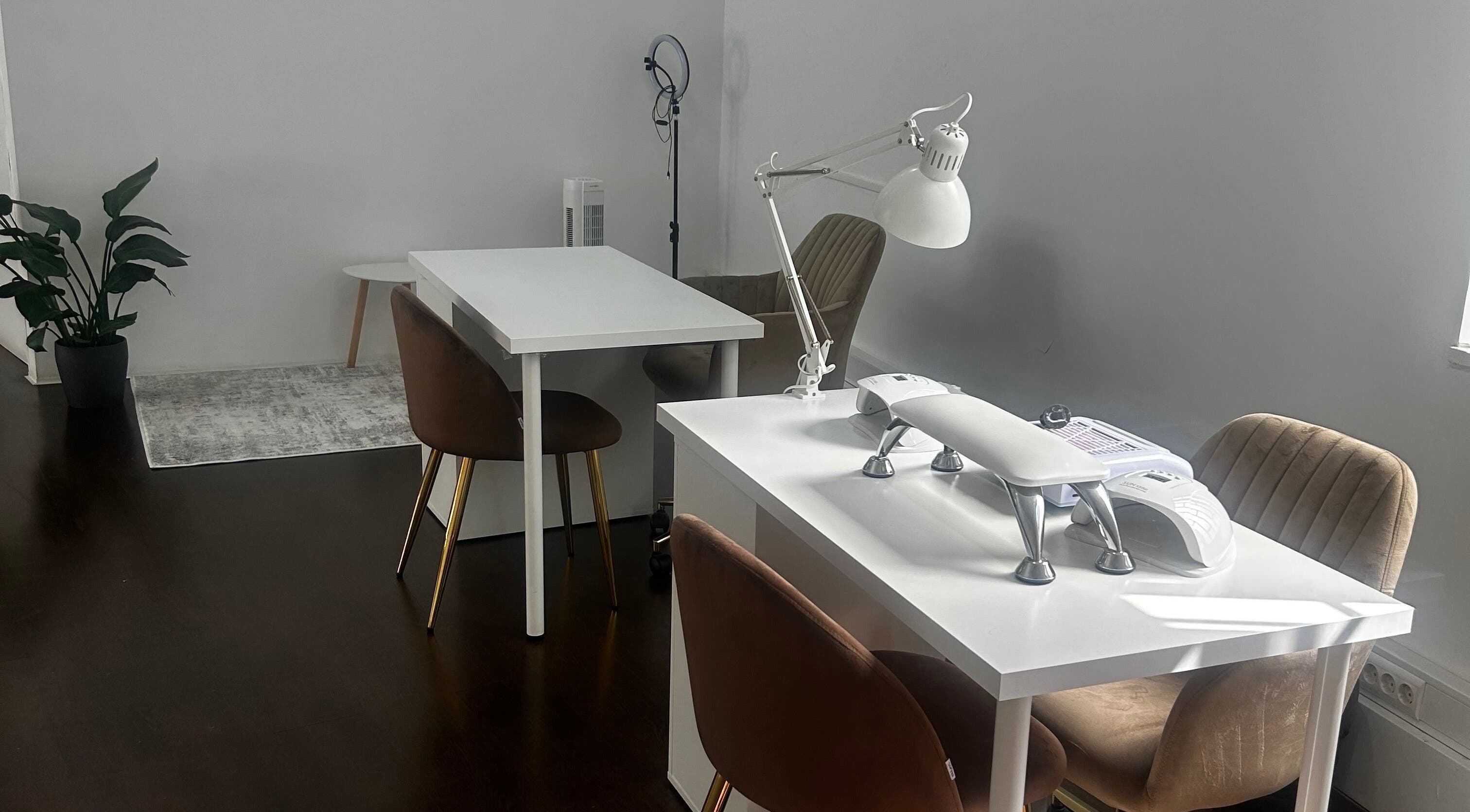 Estúdio moderno da La belle Concept em Braga, Braga, PT com móveis brancos e elegantes cadeiras.