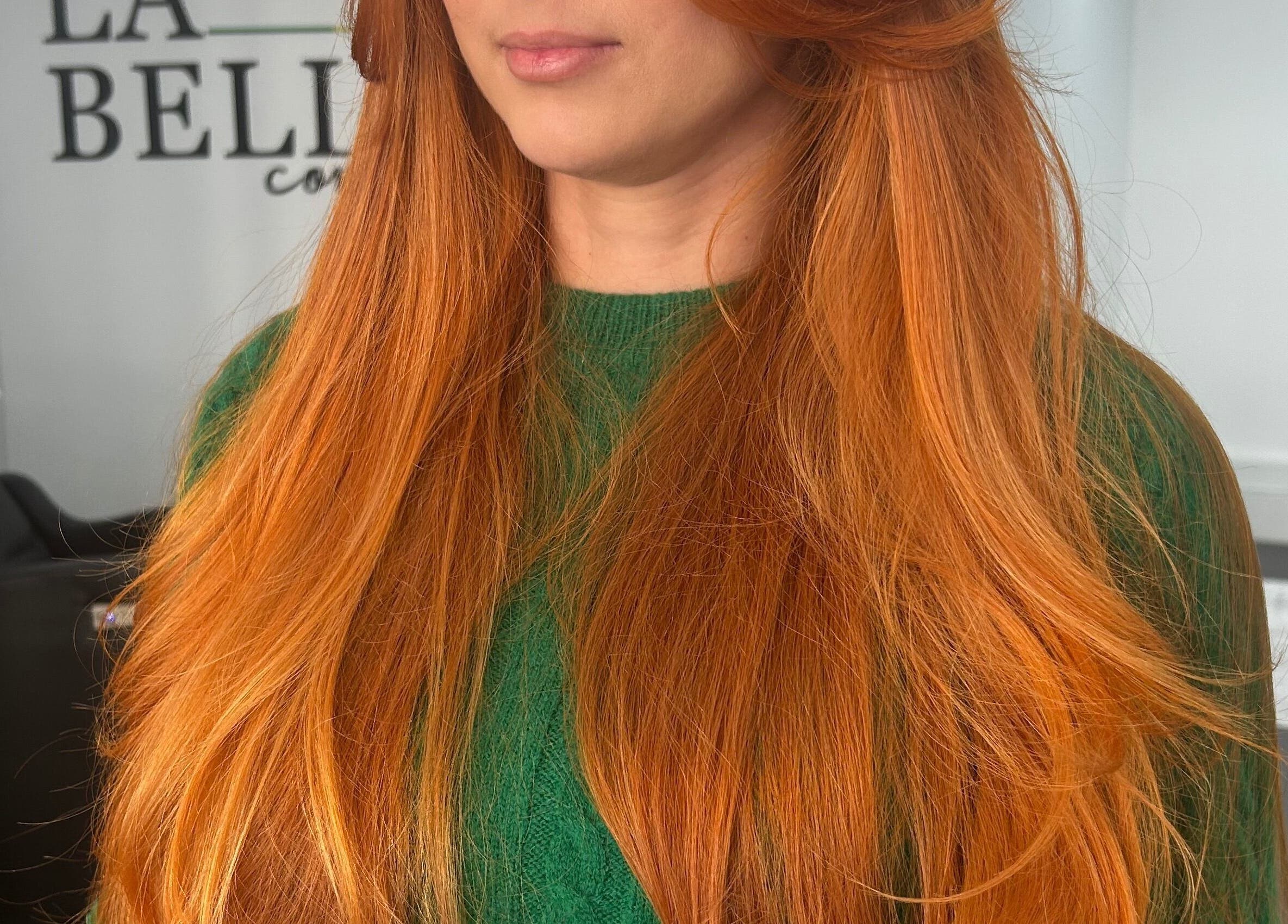 Cabelo comprido e vibrante em La Belle Concept, Braga, Braga, PT, destacando-se pela cor única e brilho deslumbrante.