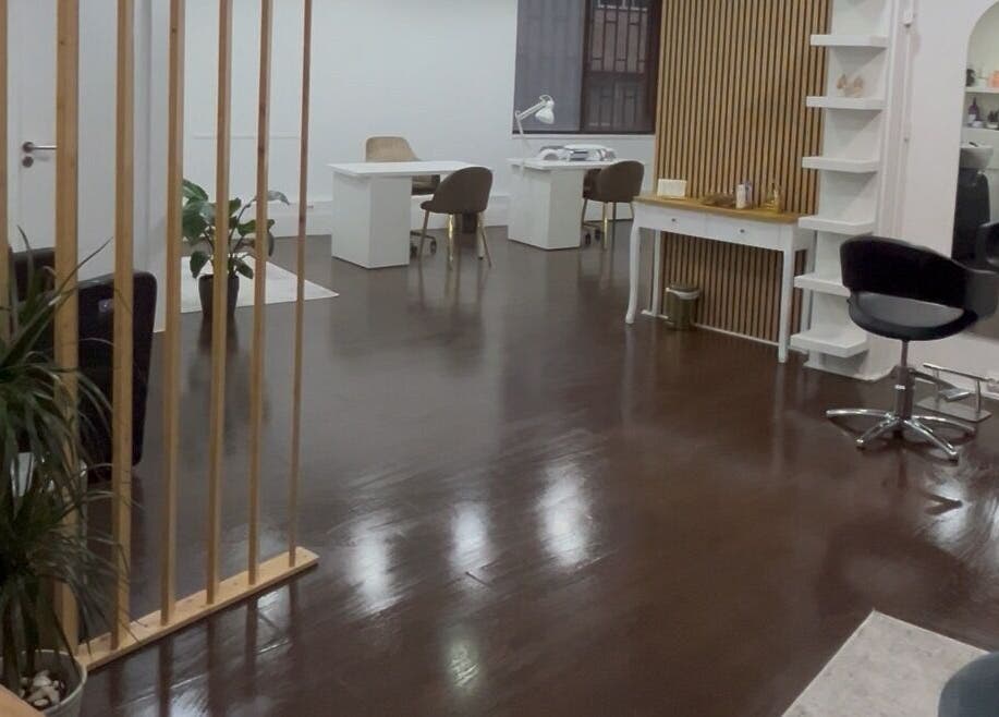 Interior moderno do La belle Concept em Braga, Braga, PT, com design minimalista e cadeiras para tratamento.