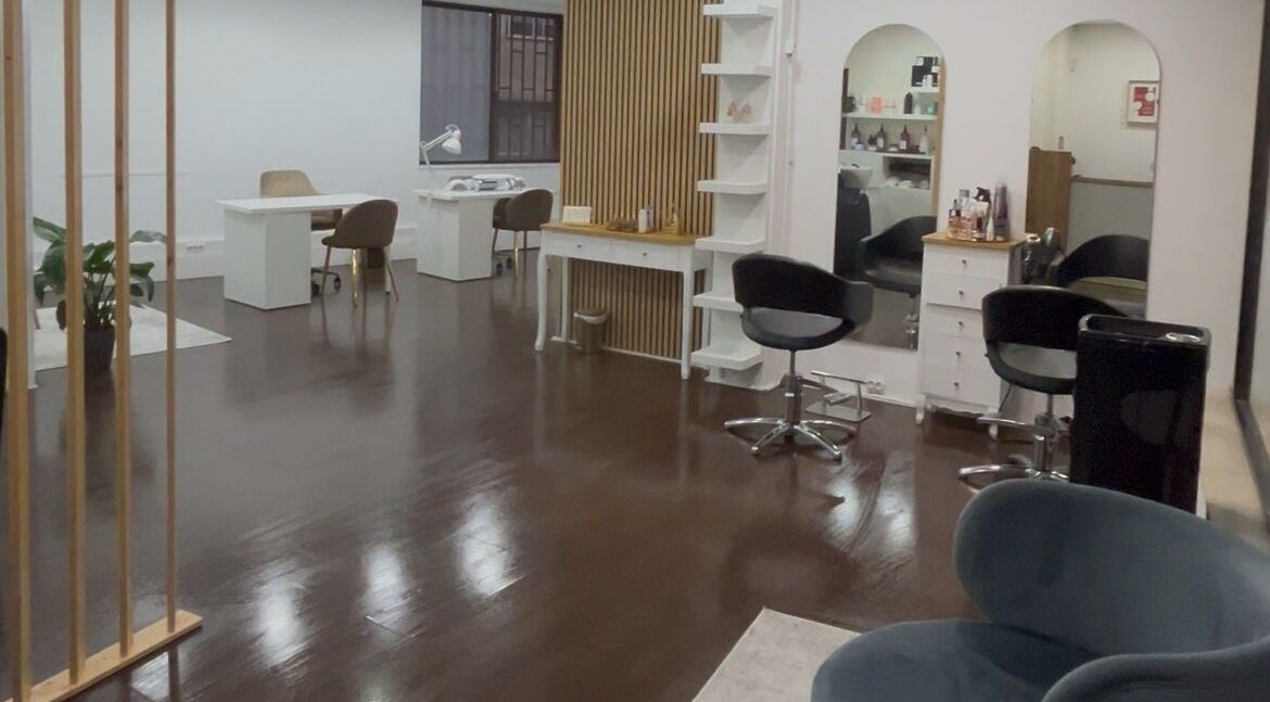 Interior elegante do salão La belle Concept em Braga, Braga, PT, com decoração contemporânea e mobiliário sofisticado.