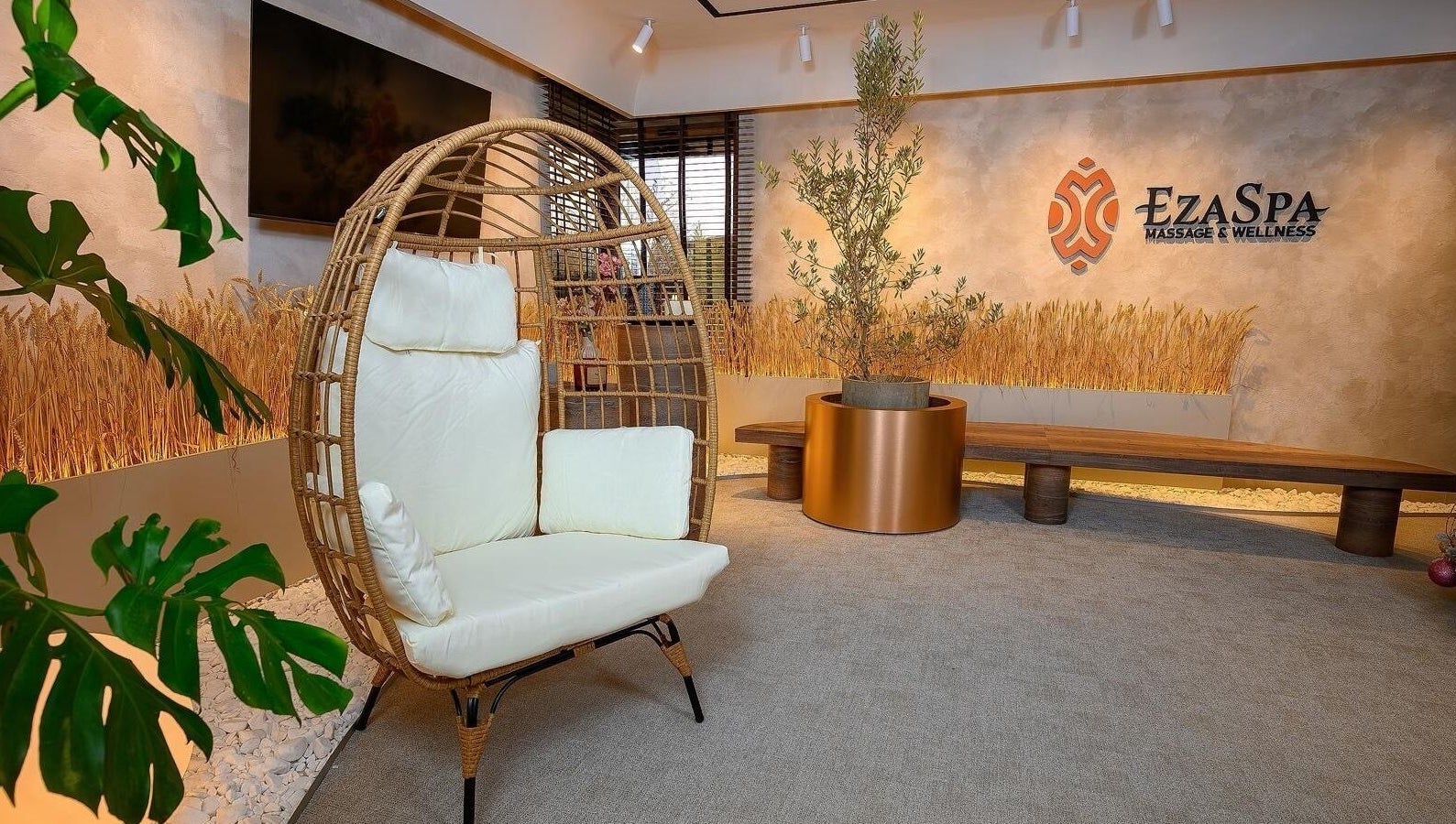 Relaxing seating area in EzaSpa, București, București, RO with modern decor and lush plants.