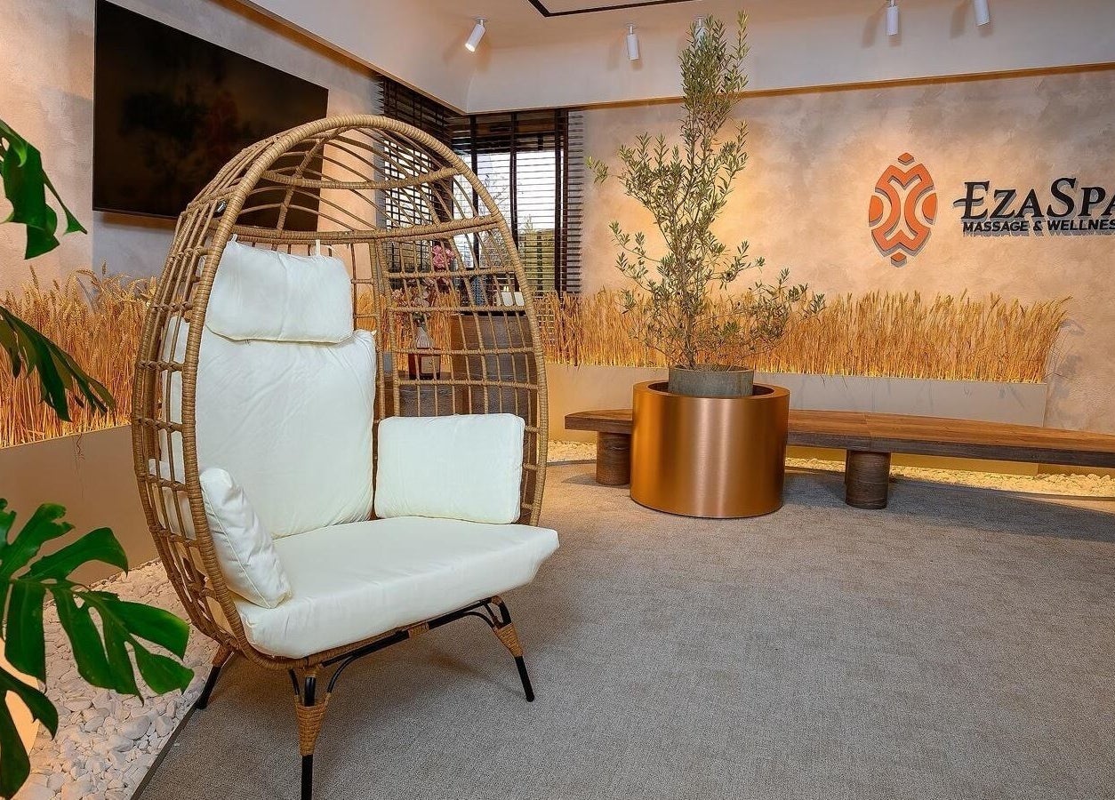 Relaxing seating area in EzaSpa, București, București, RO with modern decor and lush plants.