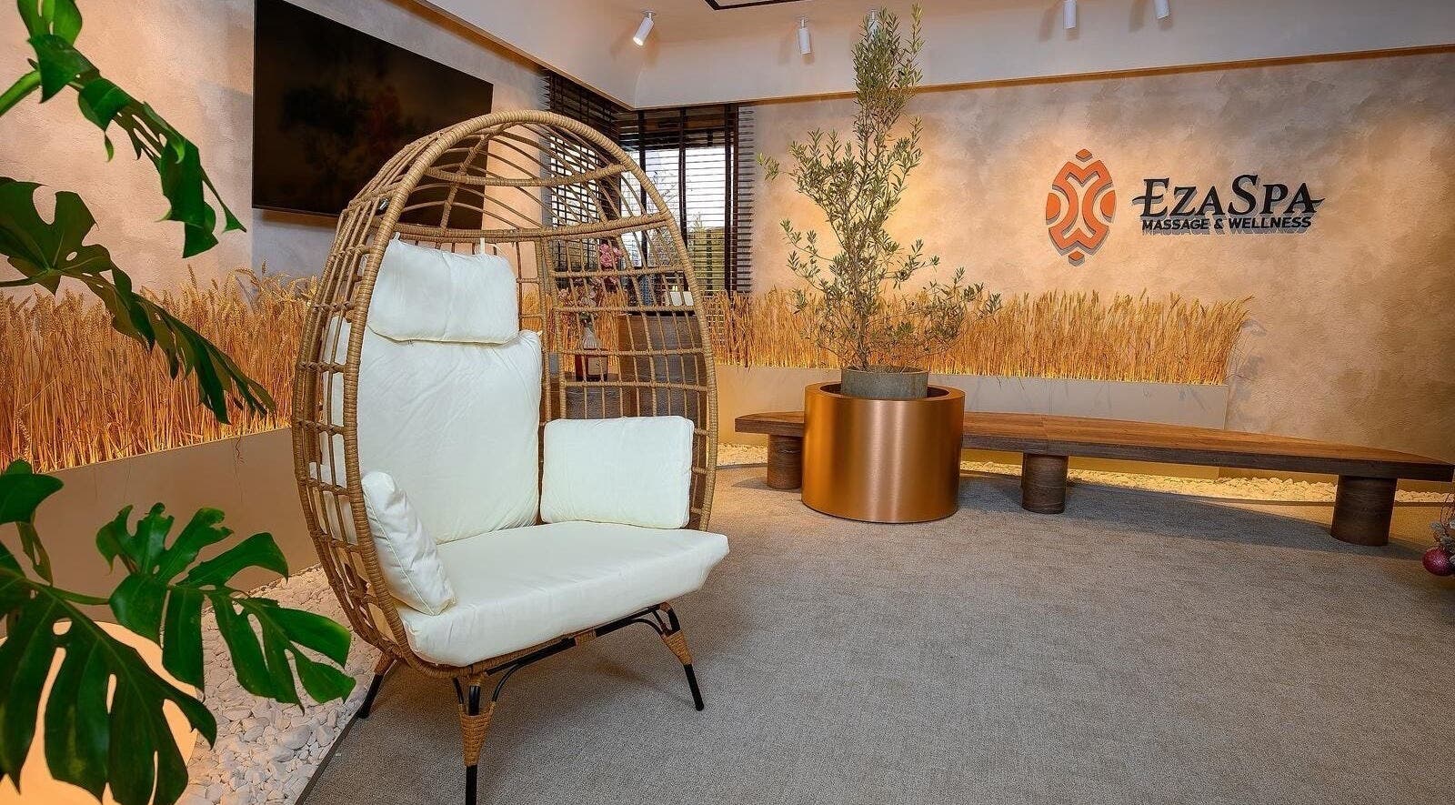 Relaxing seating area in EzaSpa, București, București, RO with modern decor and lush plants.