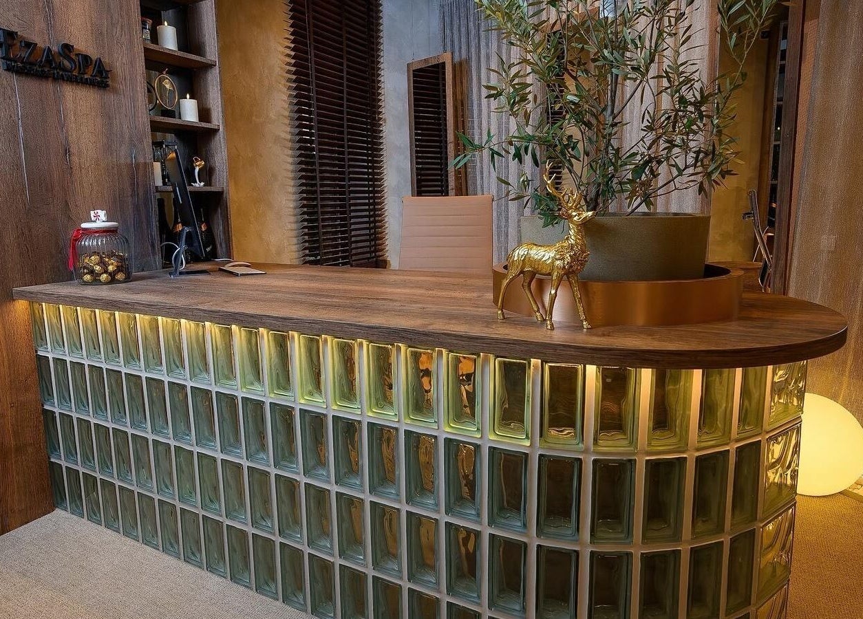 Elegant reception desk at EzaSpa in București, București, RO with warm lighting and stylish decor.