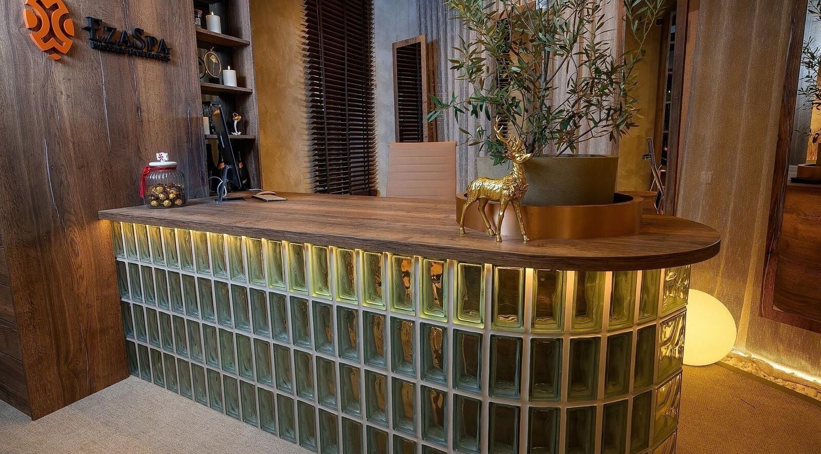 Elegant reception desk at EzaSpa in București, București, RO with warm lighting and stylish decor.