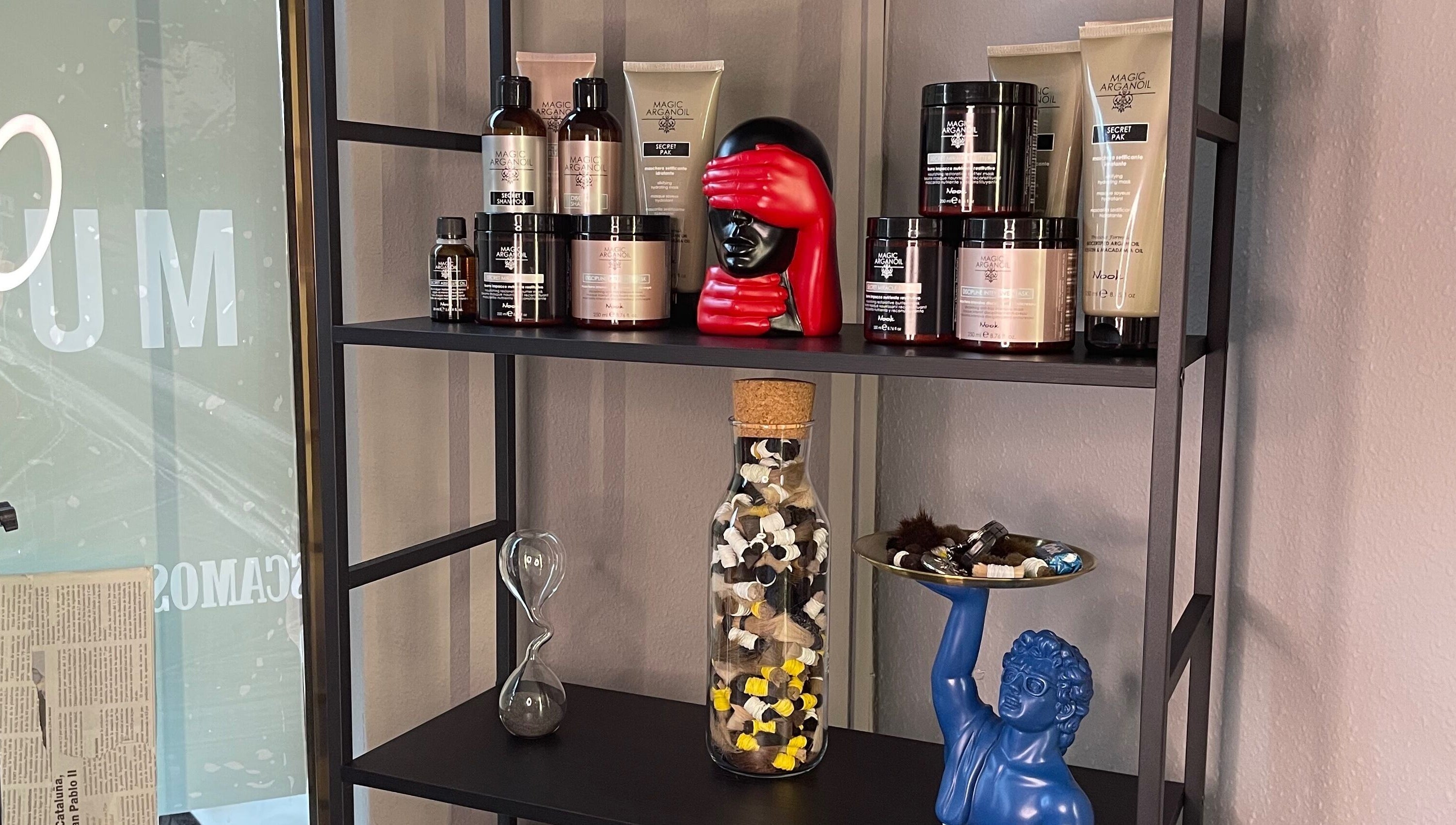 Estante con productos de belleza en Art Capsula, Pinto, Comunidad De Madrid, ES.