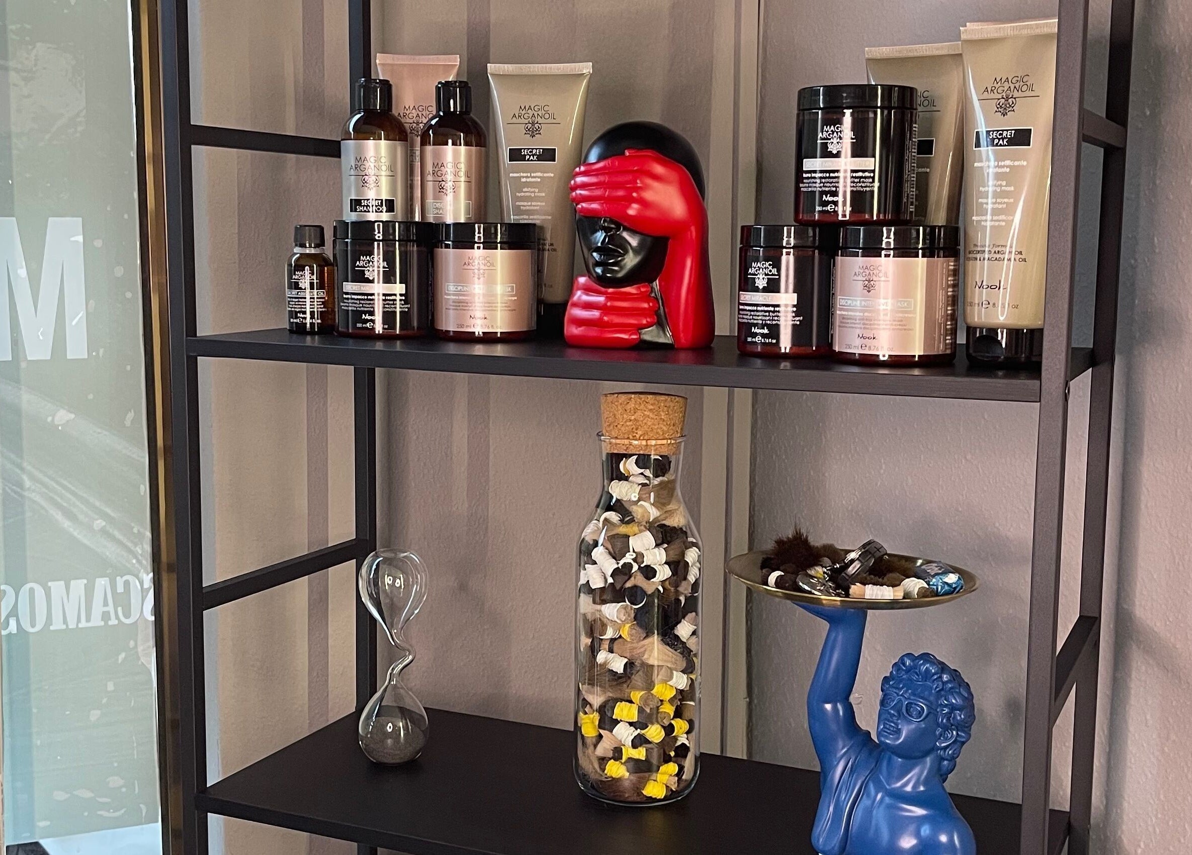 Estante con productos de belleza en Art Capsula, Pinto, Comunidad De Madrid, ES.