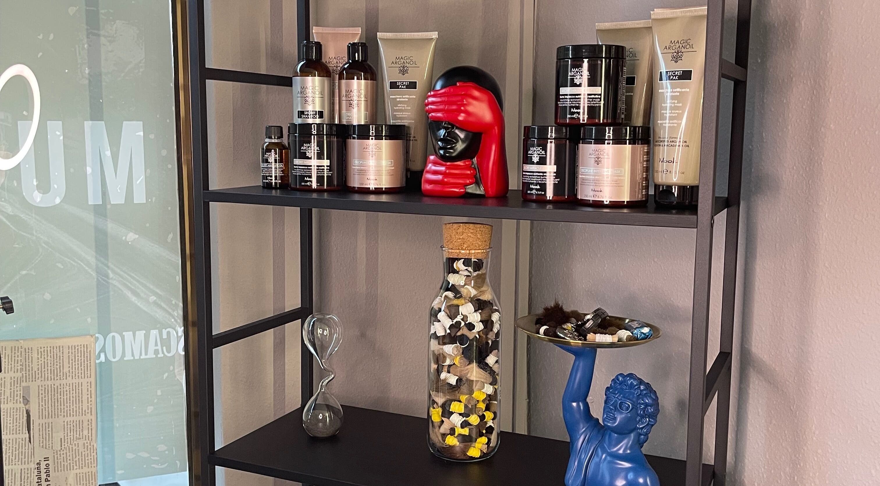 Estante con productos de belleza en Art Capsula, Pinto, Comunidad De Madrid, ES.