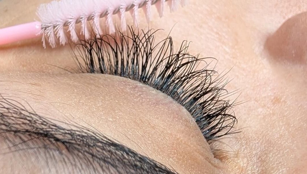 Extension de cils chez Mi Chelita Artiste En Pose De Cils à Longueuil, Québec, CA, avec un brosse à cils rose.