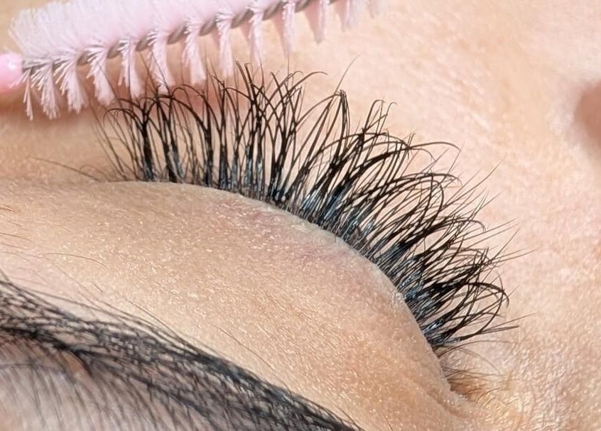 Extension de cils chez Mi Chelita Artiste En Pose De Cils à Longueuil, Québec, CA, avec un brosse à cils rose.