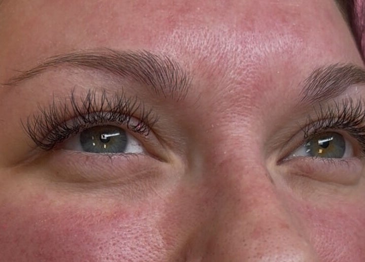 Extension de cils à Mi Chelita Artiste En Pose De Cils à Longueuil, Québec, CA, montrant des résultats impressionnants.