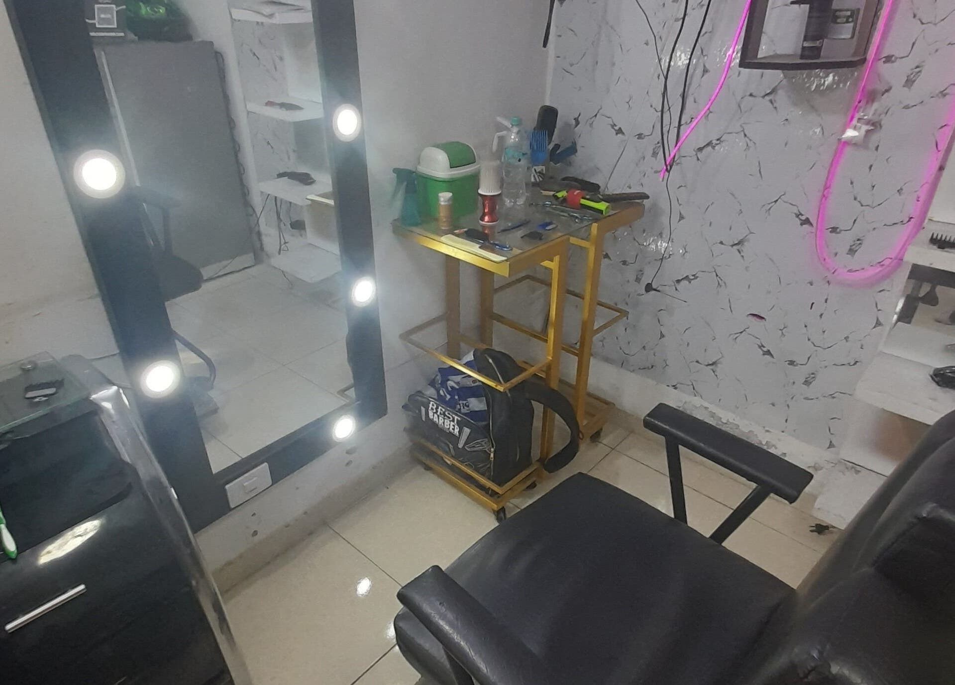 Estación de trabajo en La barber wawy en Valle Del Cauca, CO con espejo iluminado y silla estilista.