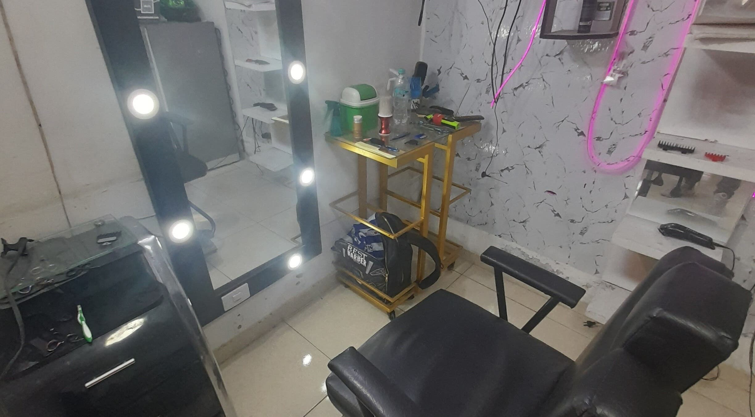 Estación de trabajo en La barber wawy en Valle Del Cauca, CO con espejo iluminado y silla estilista.
