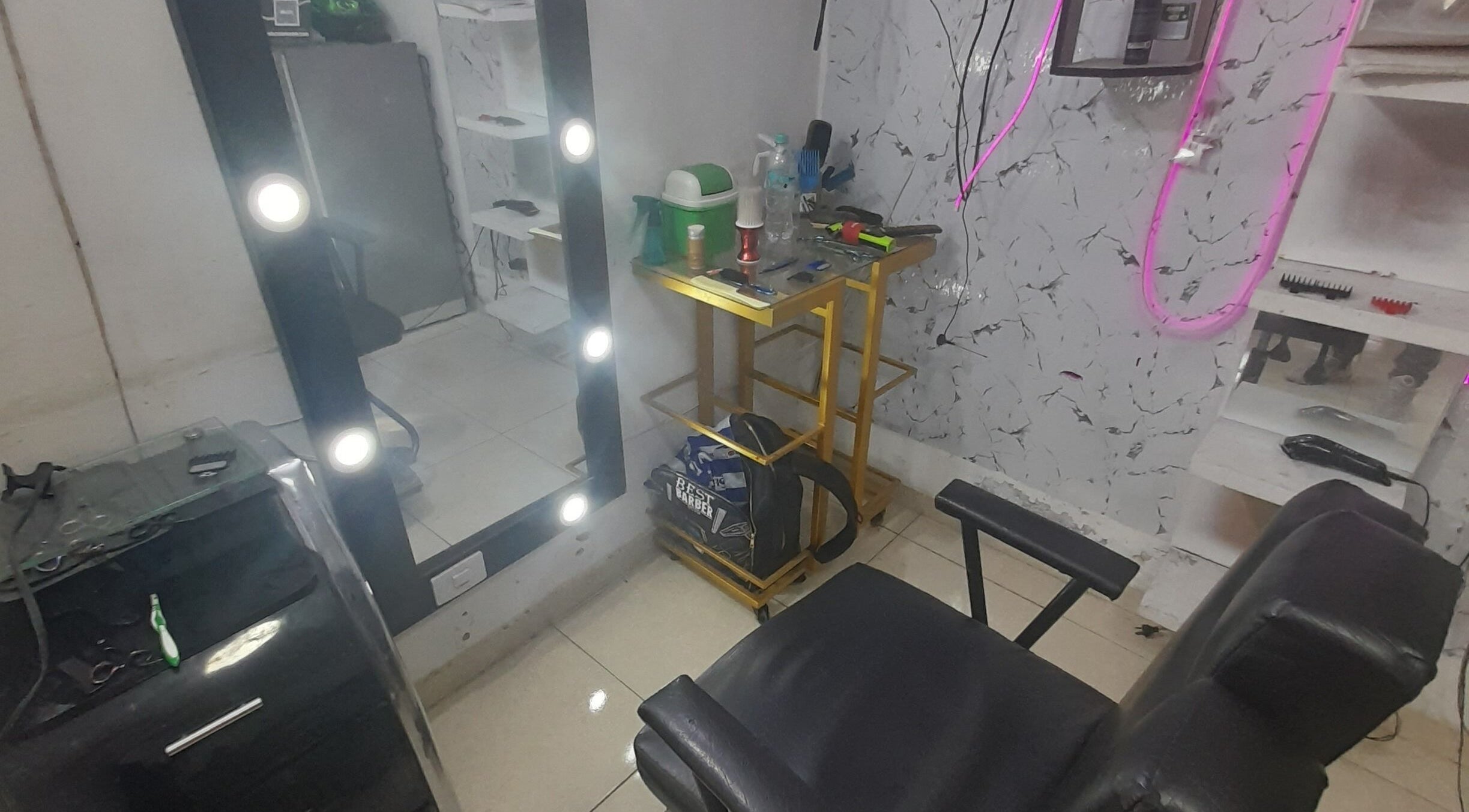 Estación de trabajo en La barber wawy en Valle Del Cauca, CO con espejo iluminado y silla estilista.