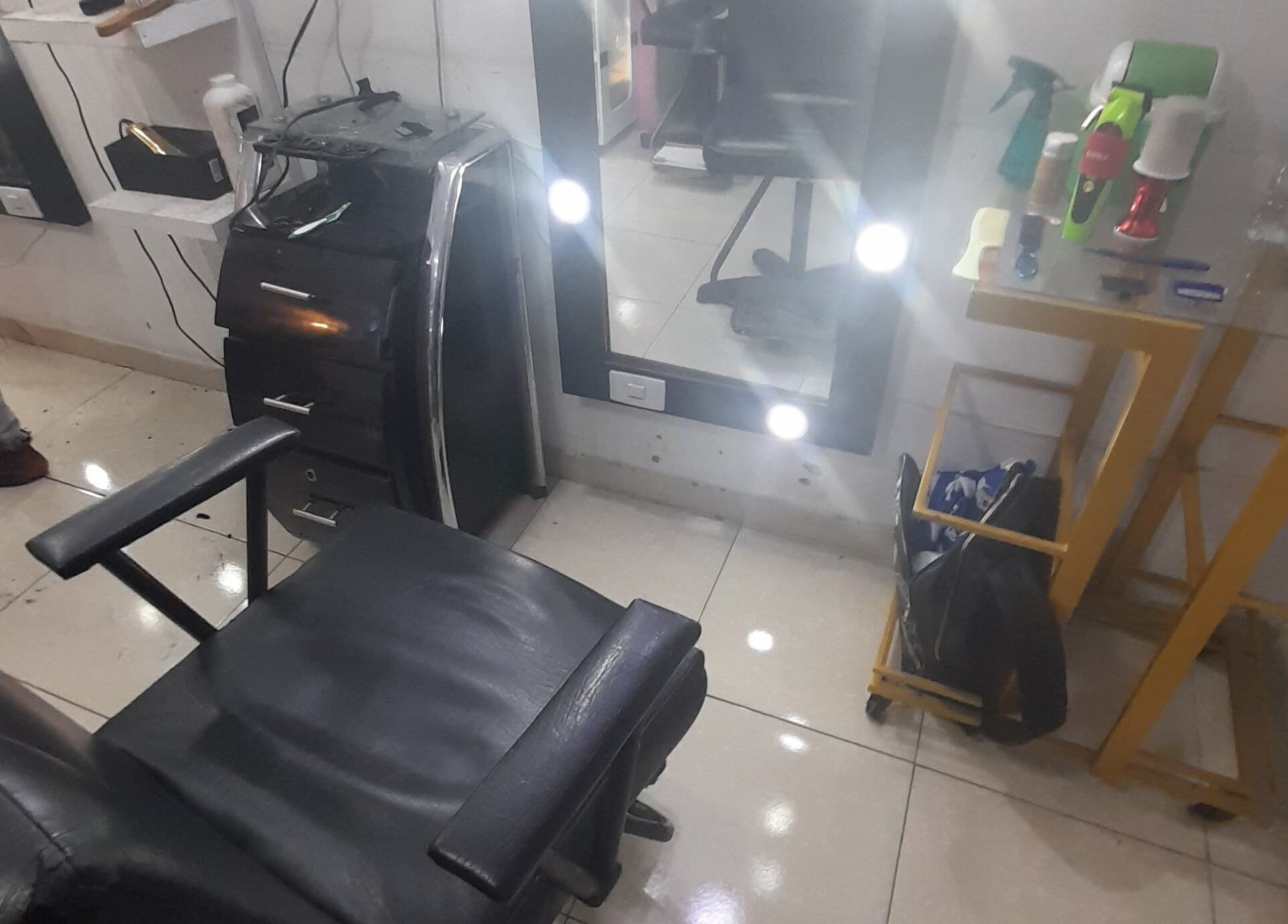 Interior de La Barber Wawy en Valle Del Cauca, elegante silla y espejo con luces LED.
