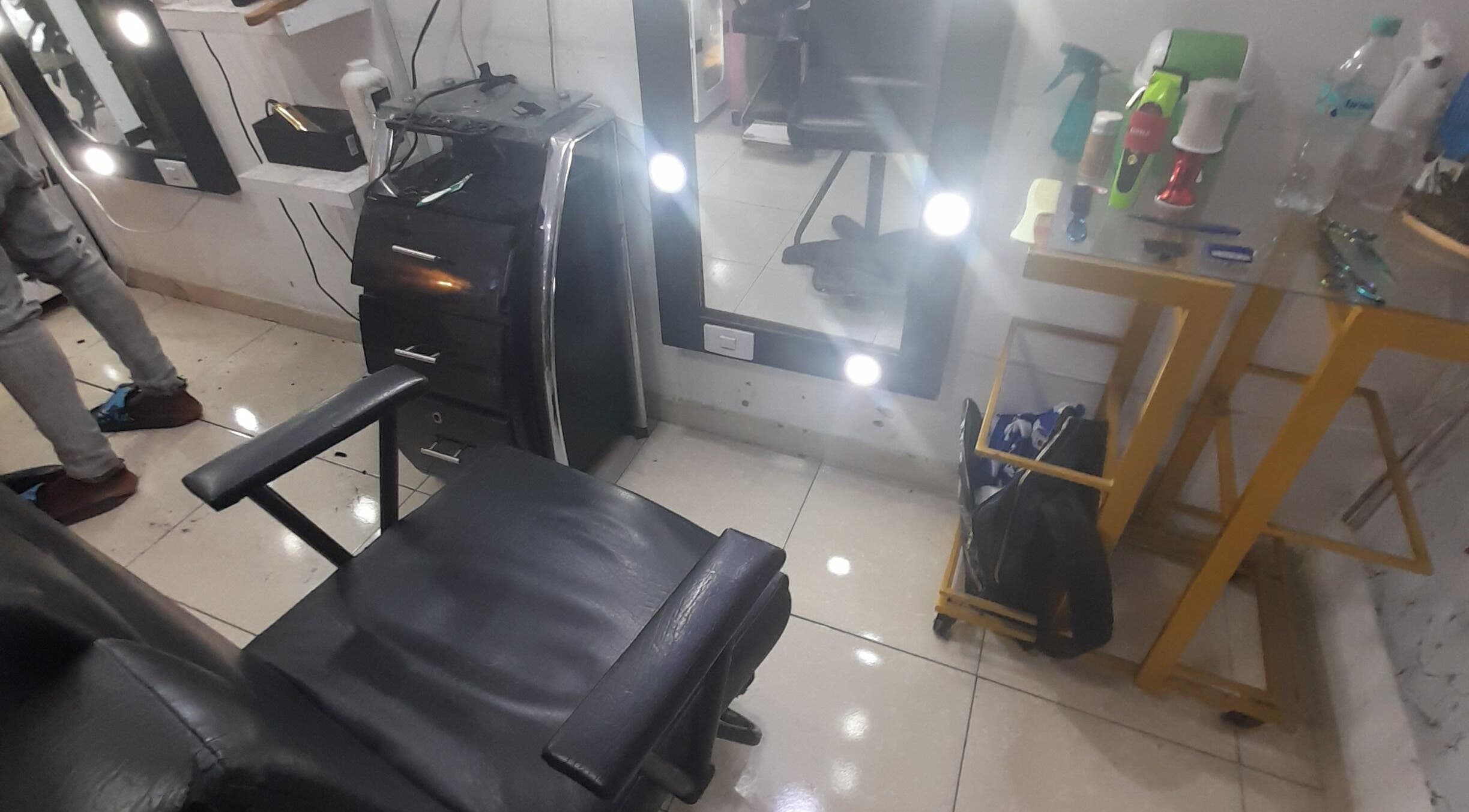 Interior de La Barber Wawy en Valle Del Cauca, elegante silla y espejo con luces LED.