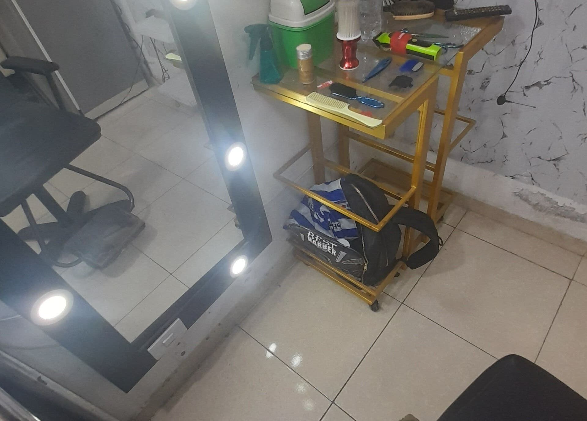 Estación de trabajo en La Barber Wawy, Valle Del Cauca, CO, con asiento y espejo iluminado.