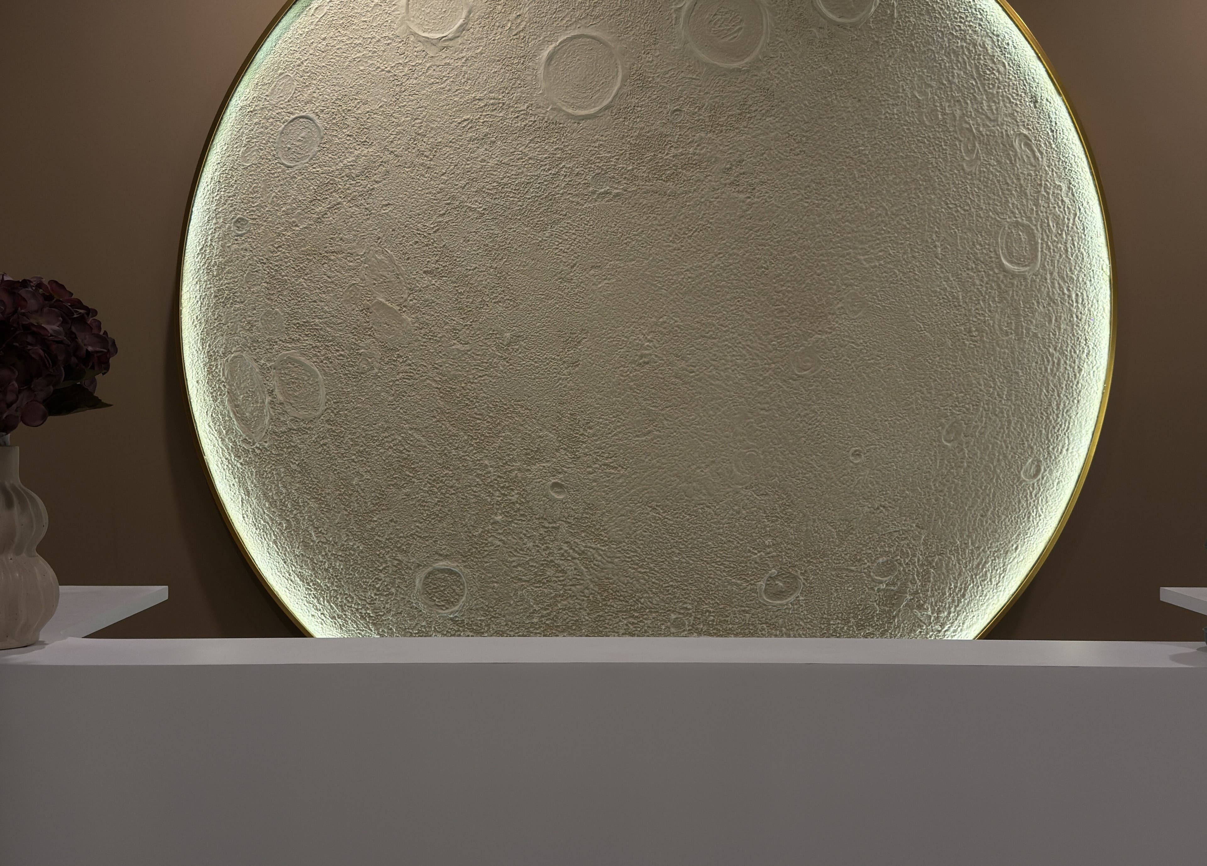 Elegant modern décor with a moon design at Recharged SPA in Đà Nẵng, VN, inviting calm and relaxation.