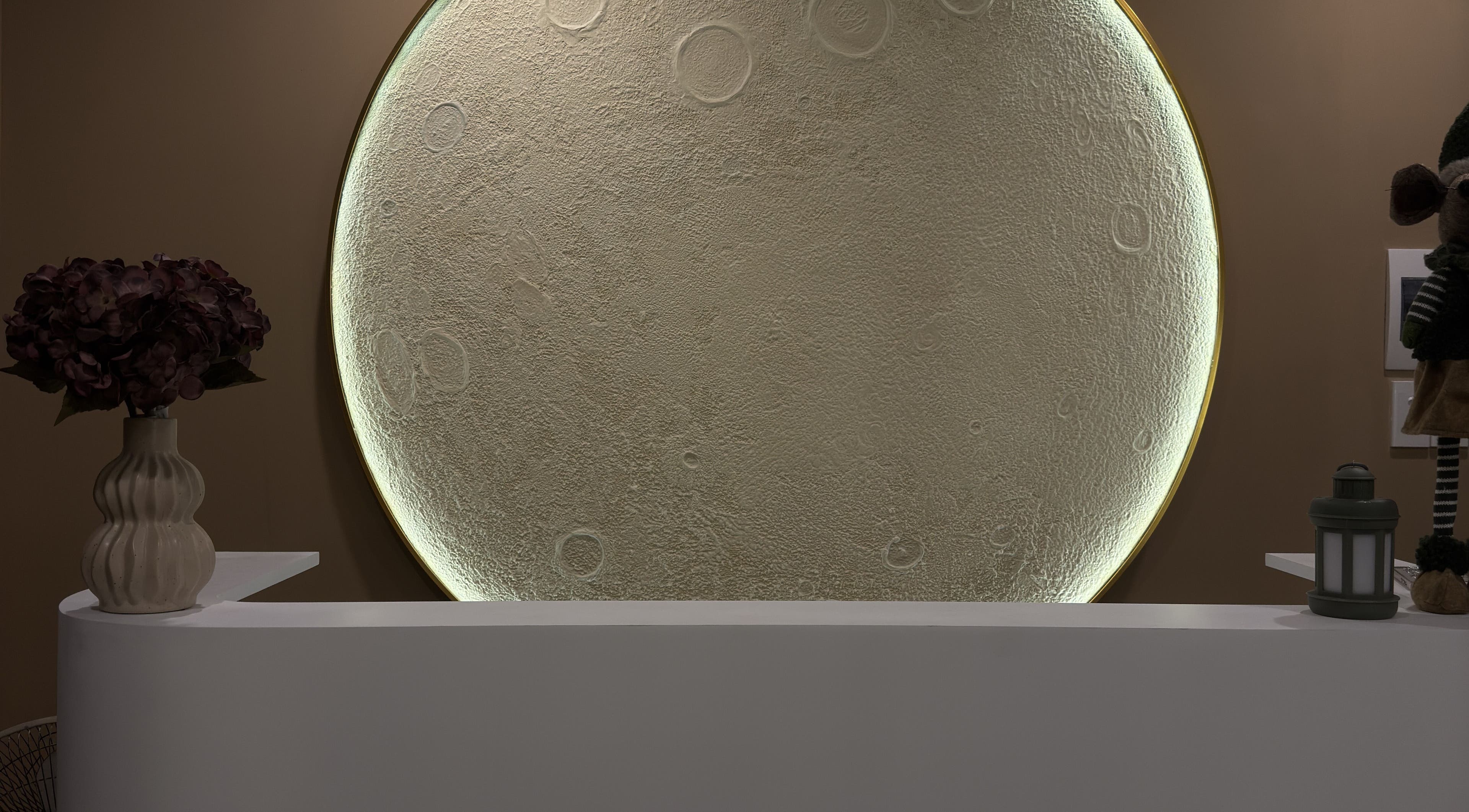 Elegant modern décor with a moon design at Recharged SPA in Đà Nẵng, VN, inviting calm and relaxation.