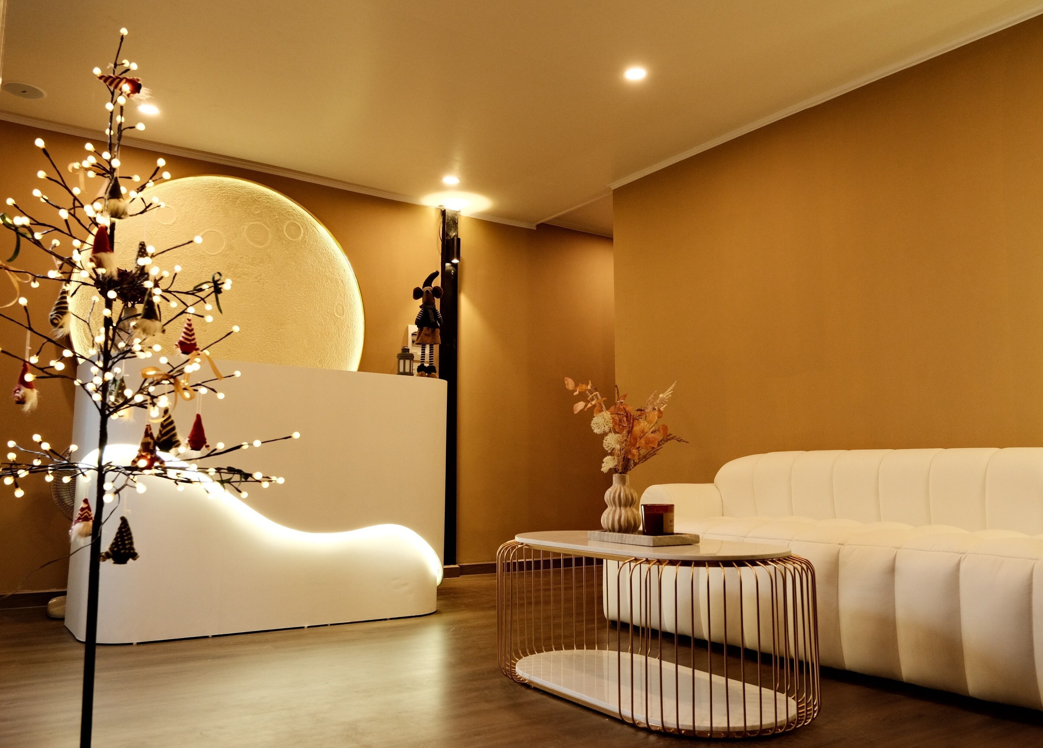 Elegant interior of Recharged SPA in Đà Nẵng with cozy seating and ambient lighting.