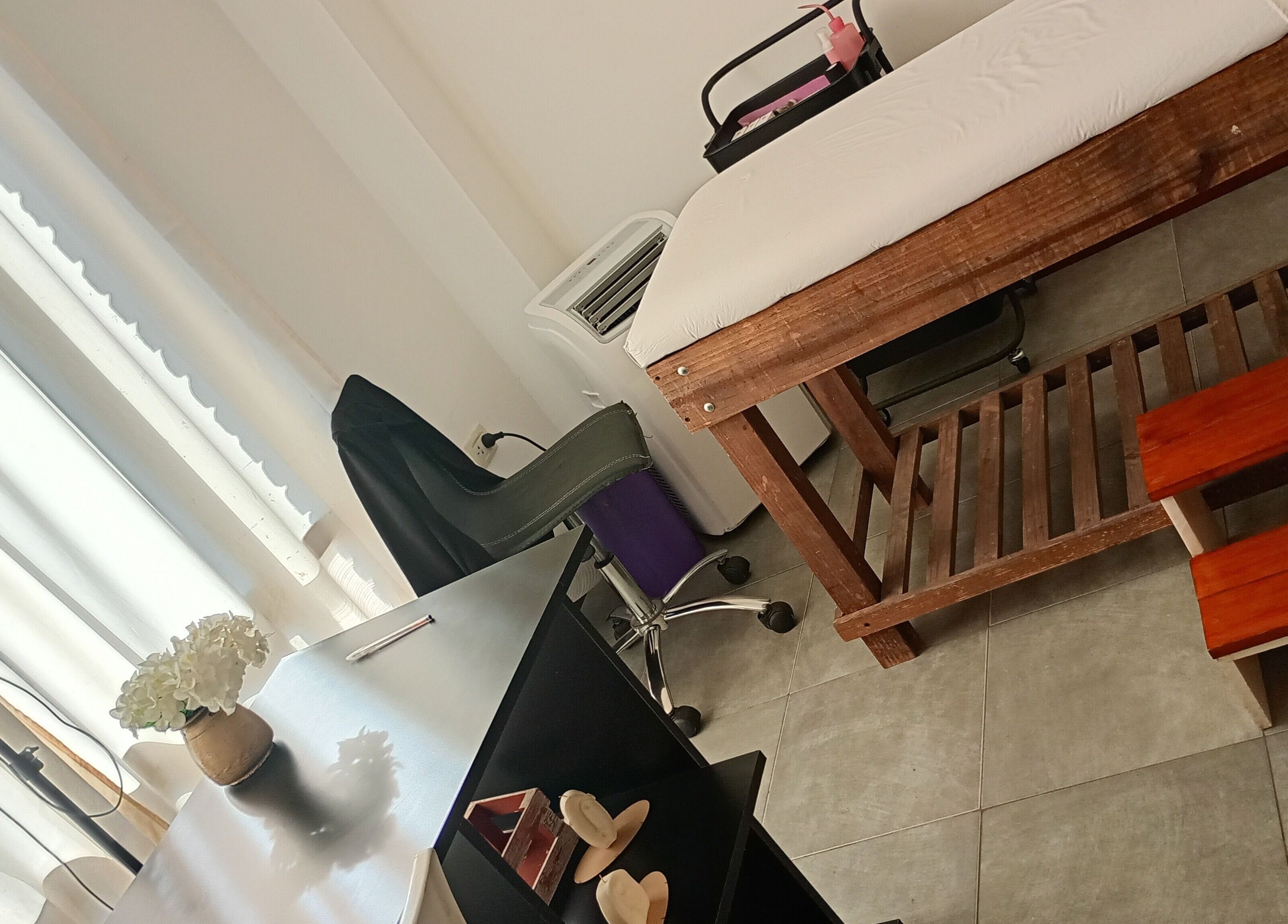 Sala acogedora en Piacere Micropigmentación, Córdoba, Córdoba, AR, equipada para tratamientos de bienestar.