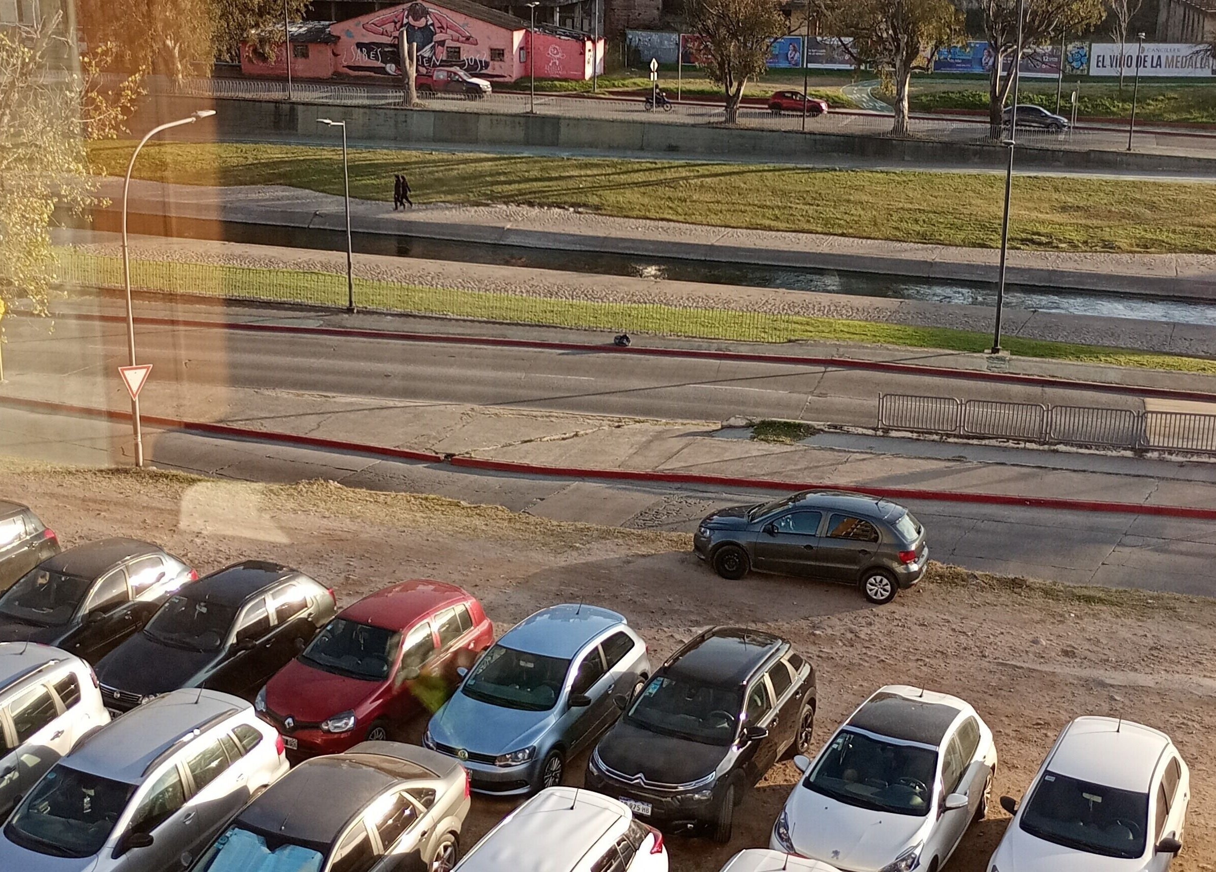 Vista desde Piacere Micropigmentación en Córdoba, AR mostrando estacionamiento y calle cercana.