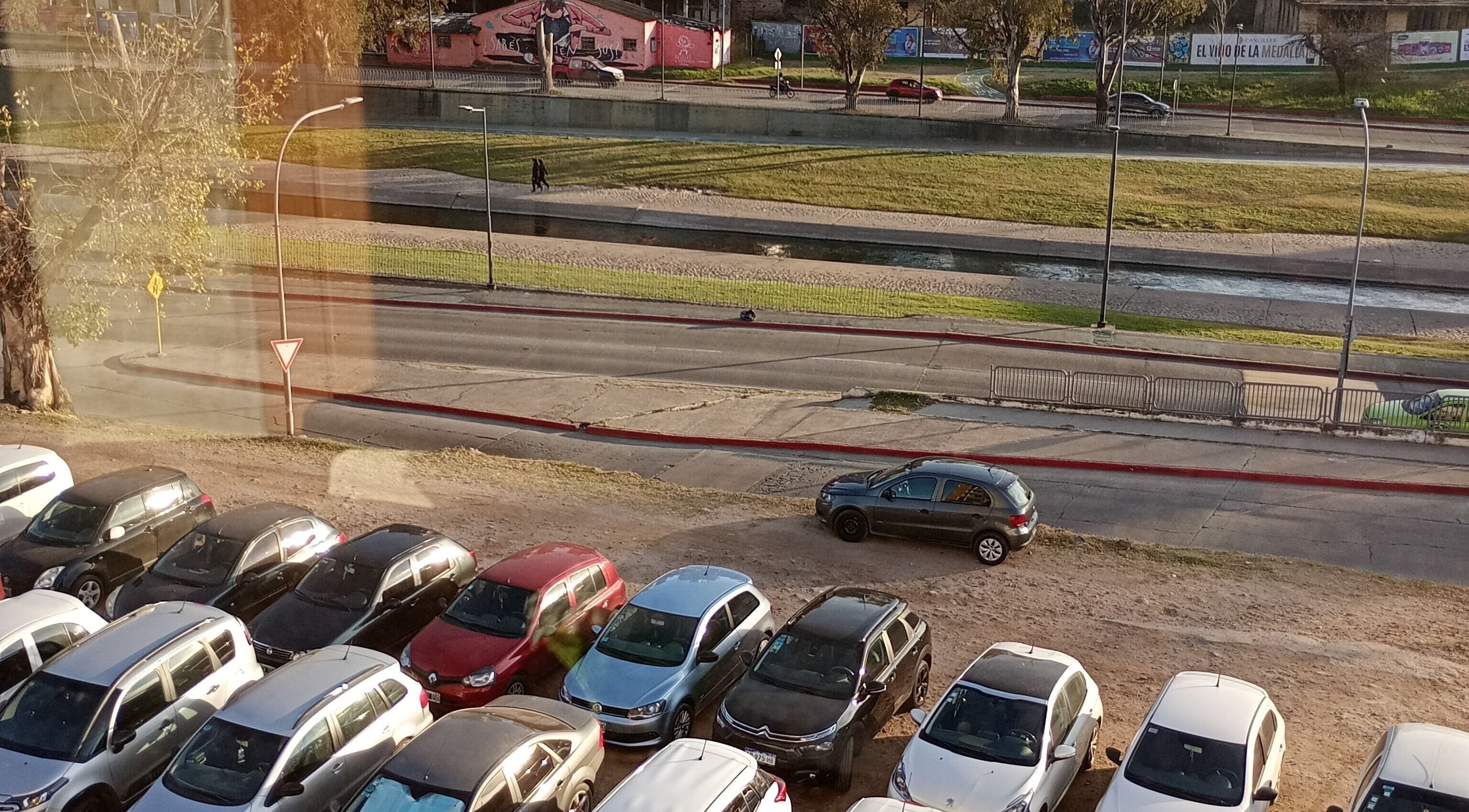 Vista desde Piacere Micropigmentación en Córdoba, AR mostrando estacionamiento y calle cercana.