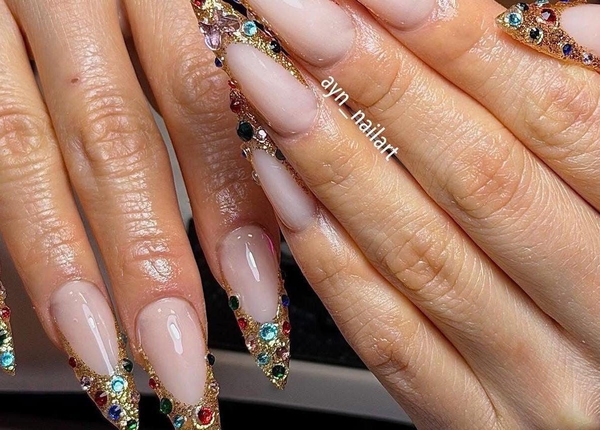 Móng tay nghệ thuật tại Paris Nail Beauty, Budapest, Magyar, HU tỏa sáng với trang trí đá quý.
