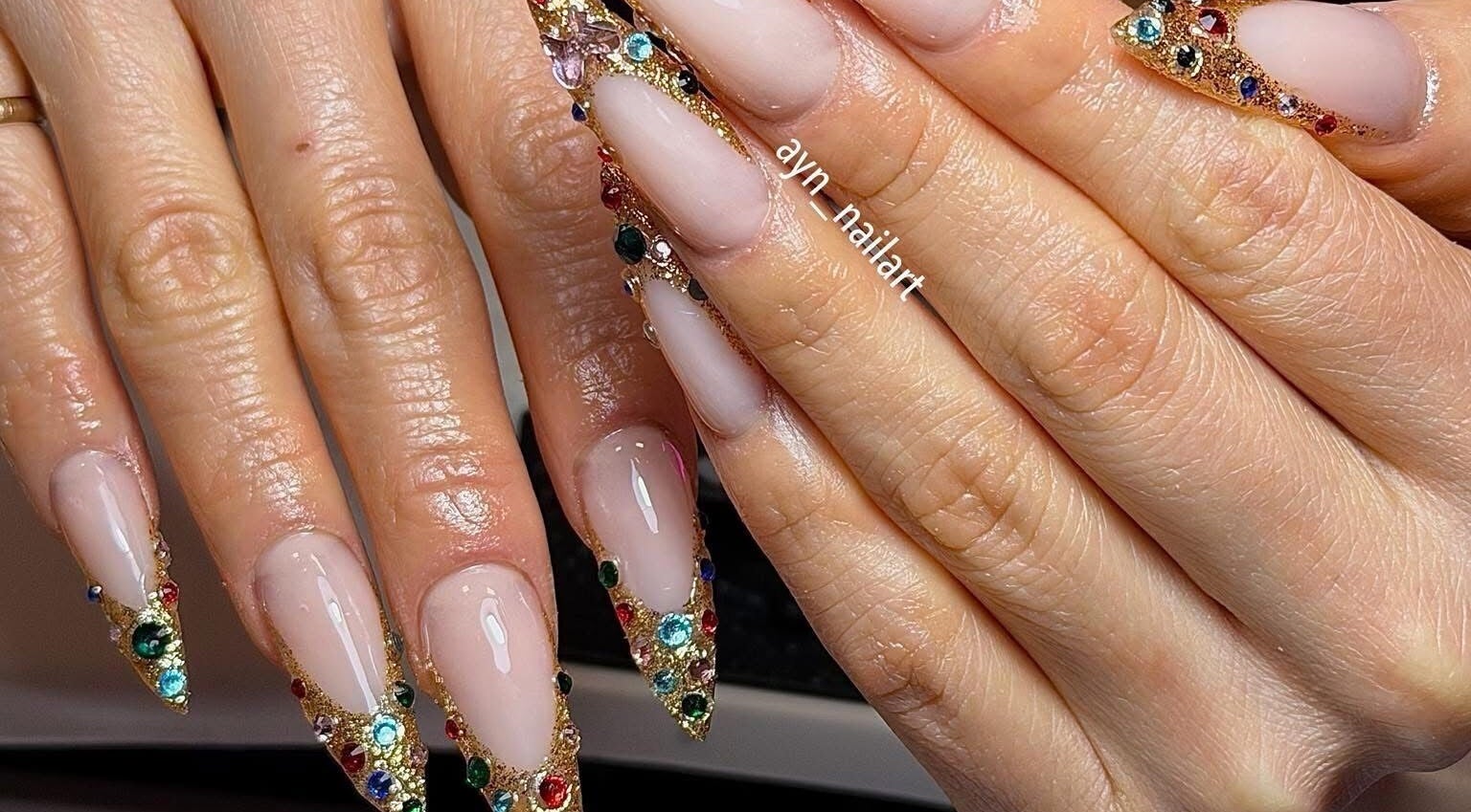 Móng tay nghệ thuật tại Paris Nail Beauty, Budapest, Magyar, HU tỏa sáng với trang trí đá quý.