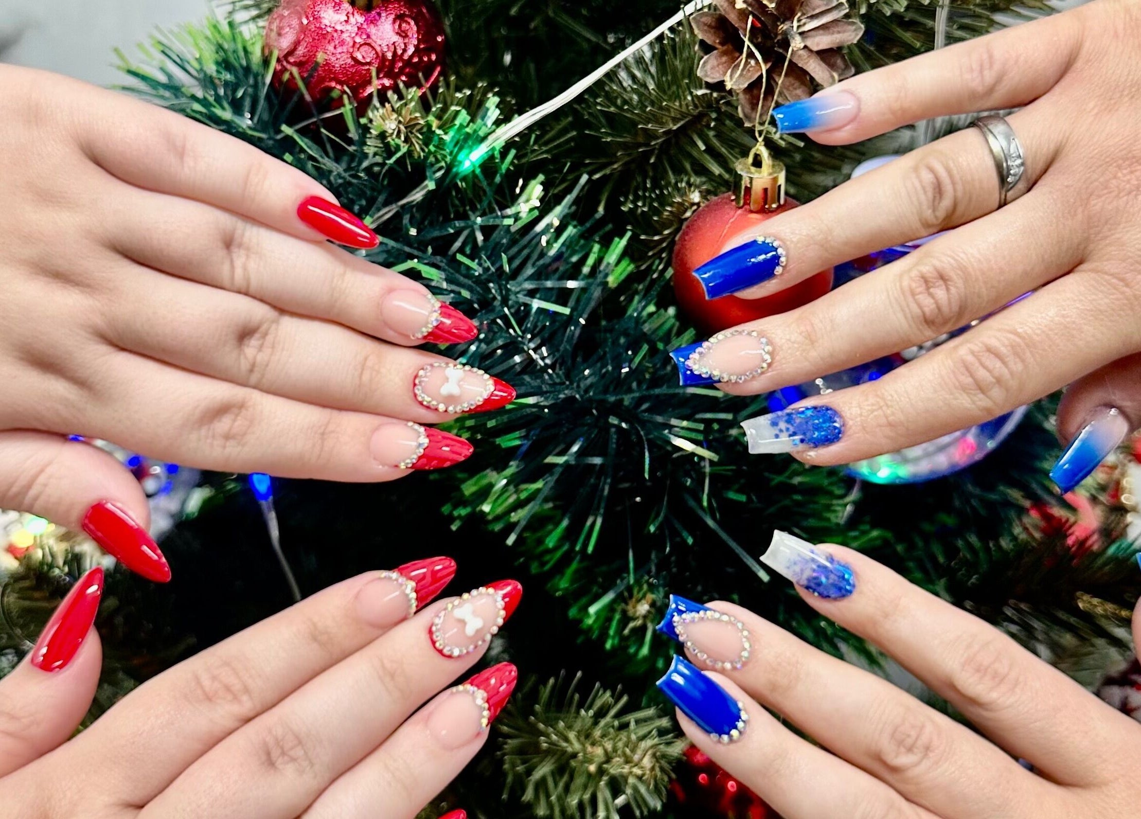 Nail art rực rỡ tại Paris nail beauty ở Budapest, Magyar, HU, tỏa sáng trước cây thông Noel.