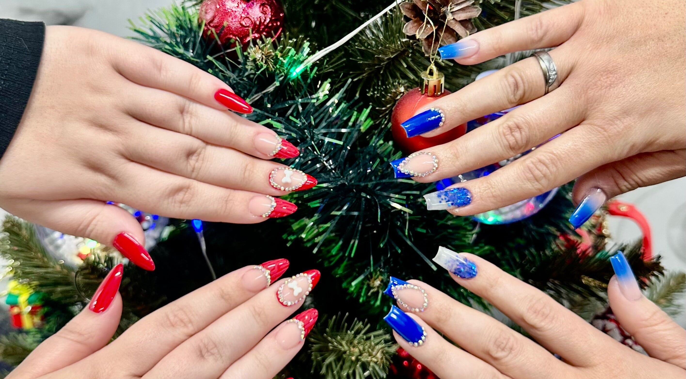 Nail art rực rỡ tại Paris nail beauty ở Budapest, Magyar, HU, tỏa sáng trước cây thông Noel.