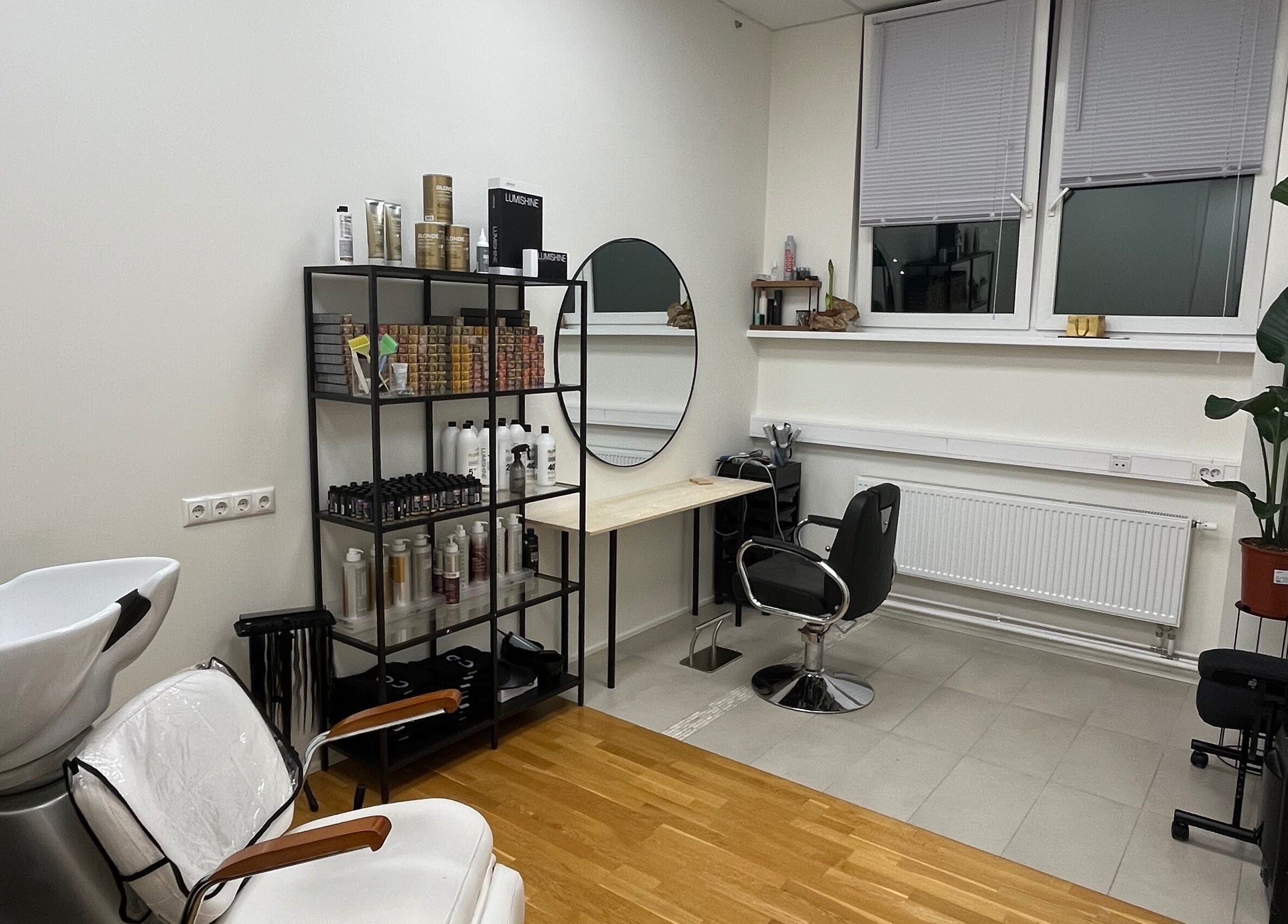 Салон Lainehelk OÜ в Таллине, Harju maakond, EE, с креслом и зеркалом.