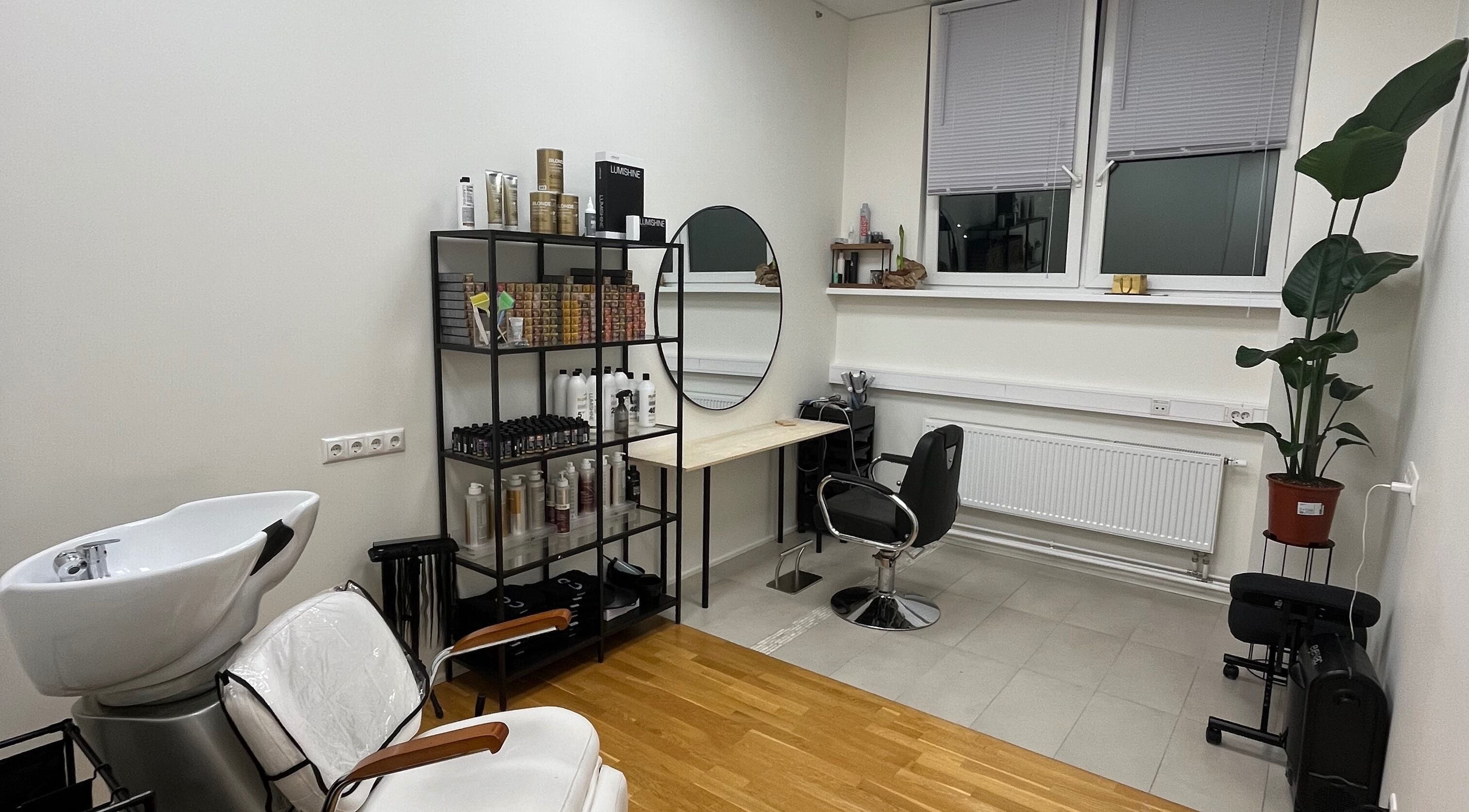 Салон Lainehelk OÜ в Таллине, Harju maakond, EE, с креслом и зеркалом.