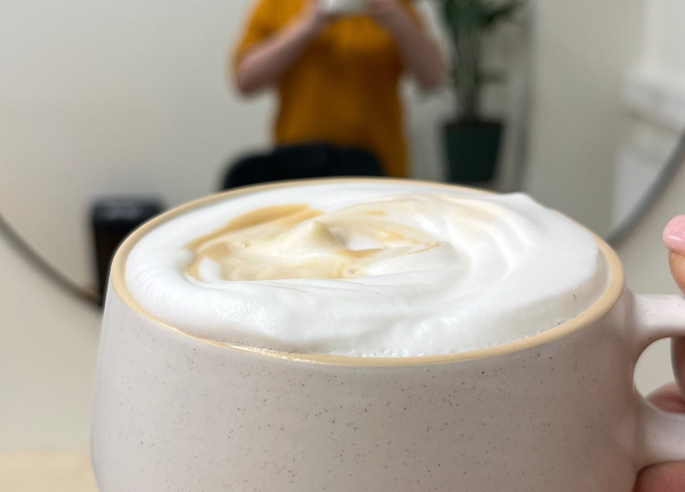 Чашка кофе с кремовой пеной в Lainehelk OÜ в Таллинне, Харьюмаа, EE.