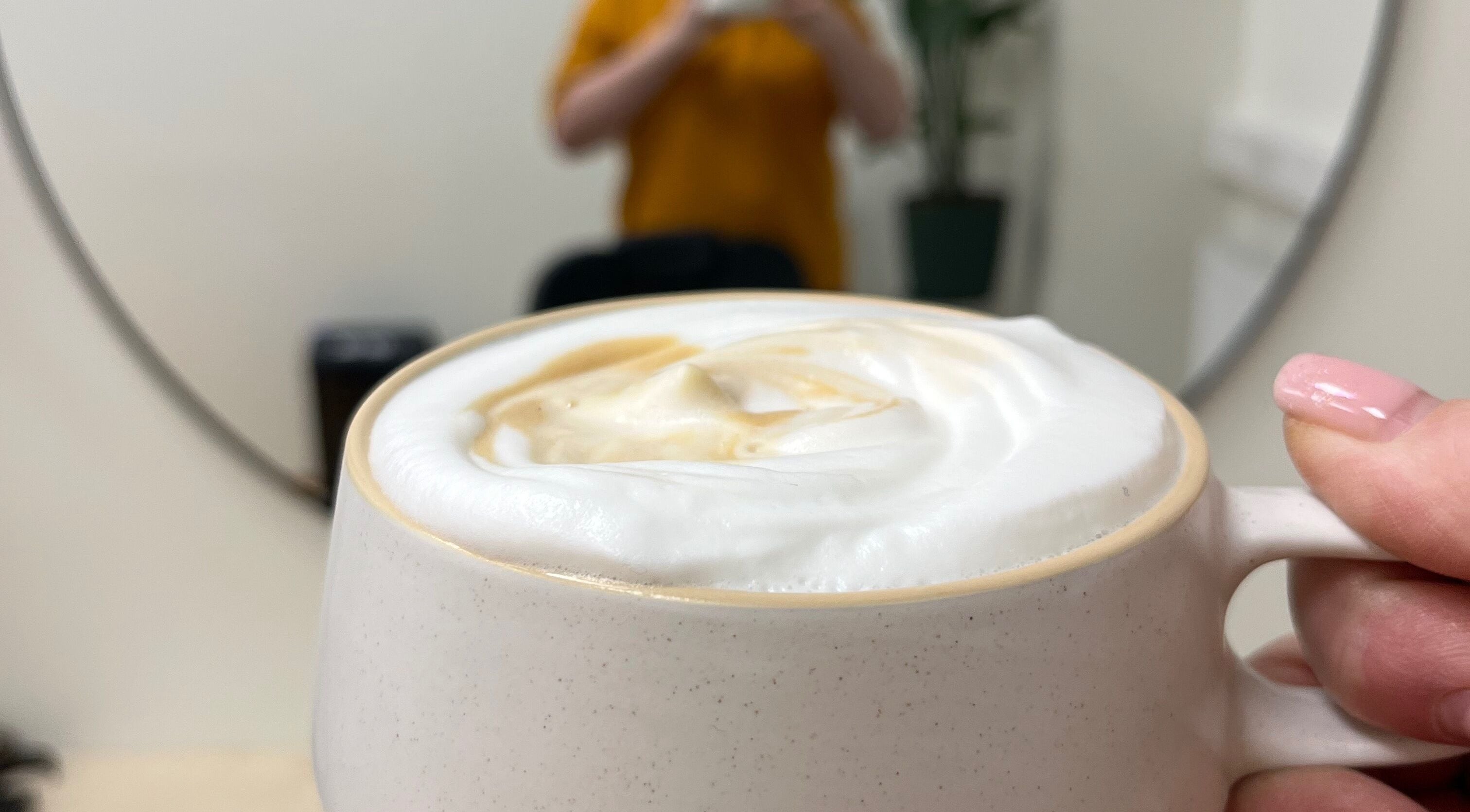 Чашка кофе с кремовой пеной в Lainehelk OÜ в Таллинне, Харьюмаа, EE.