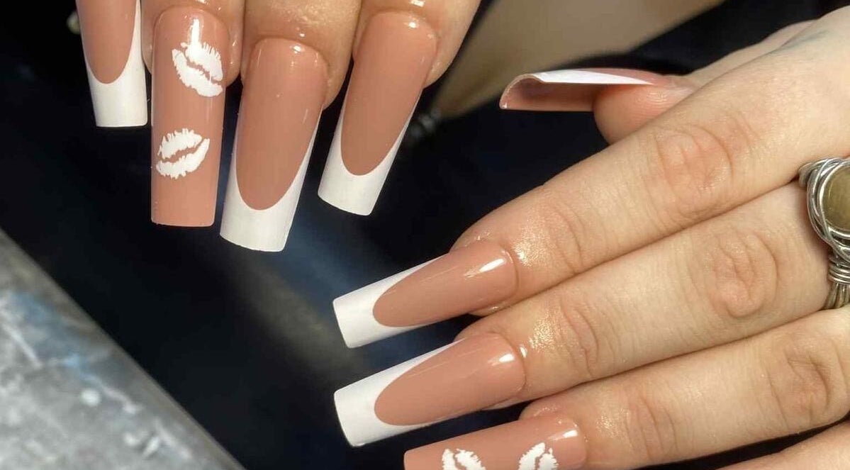 Elegant nail art with kiss design at Queen Nails Northfield Spa, Birmingham, England, GB.