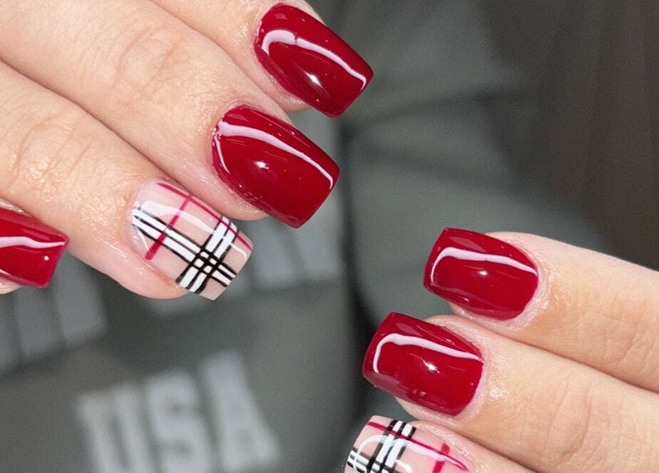 Elegante manicura roja con patrón en Beii Nails ✨💅🏼, Comunidad De Madrid, Comunidad De Madrid, ES.
